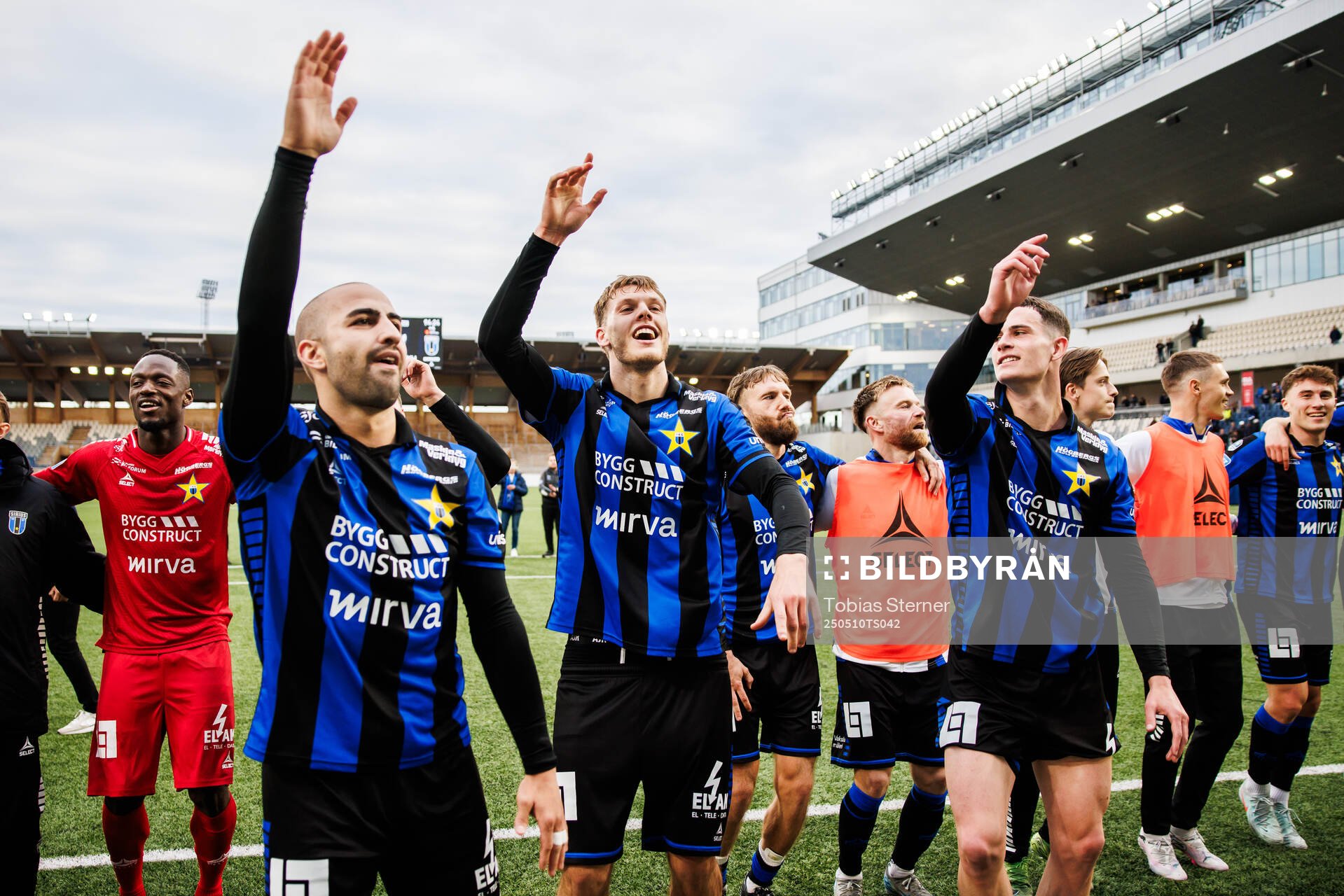 Saba Mamatsashvili, Tobias Anker och Robbie Ure jublar efter fotbollsmatchen i Allsvenskan mellan Sirius och Häcken den 10 maj 2025 i Uppsala.