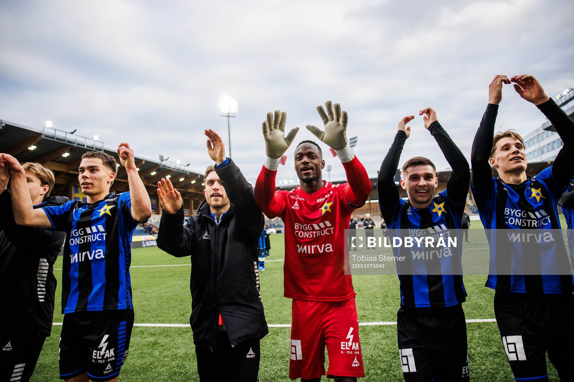 Sirius målvakt Ismael Diawara jublar efter fotbollsmatchen i Allsvenskan mellan Sirius och Häcken den 10 maj 2025 i Uppsala. 