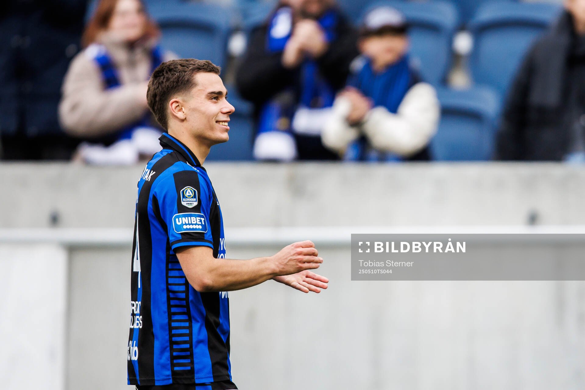 Sirius Leo Walta jublar efter fotbollsmatchen i Allsvenskan mellan Sirius och Häcken den 10 maj 2025 i Uppsala. 