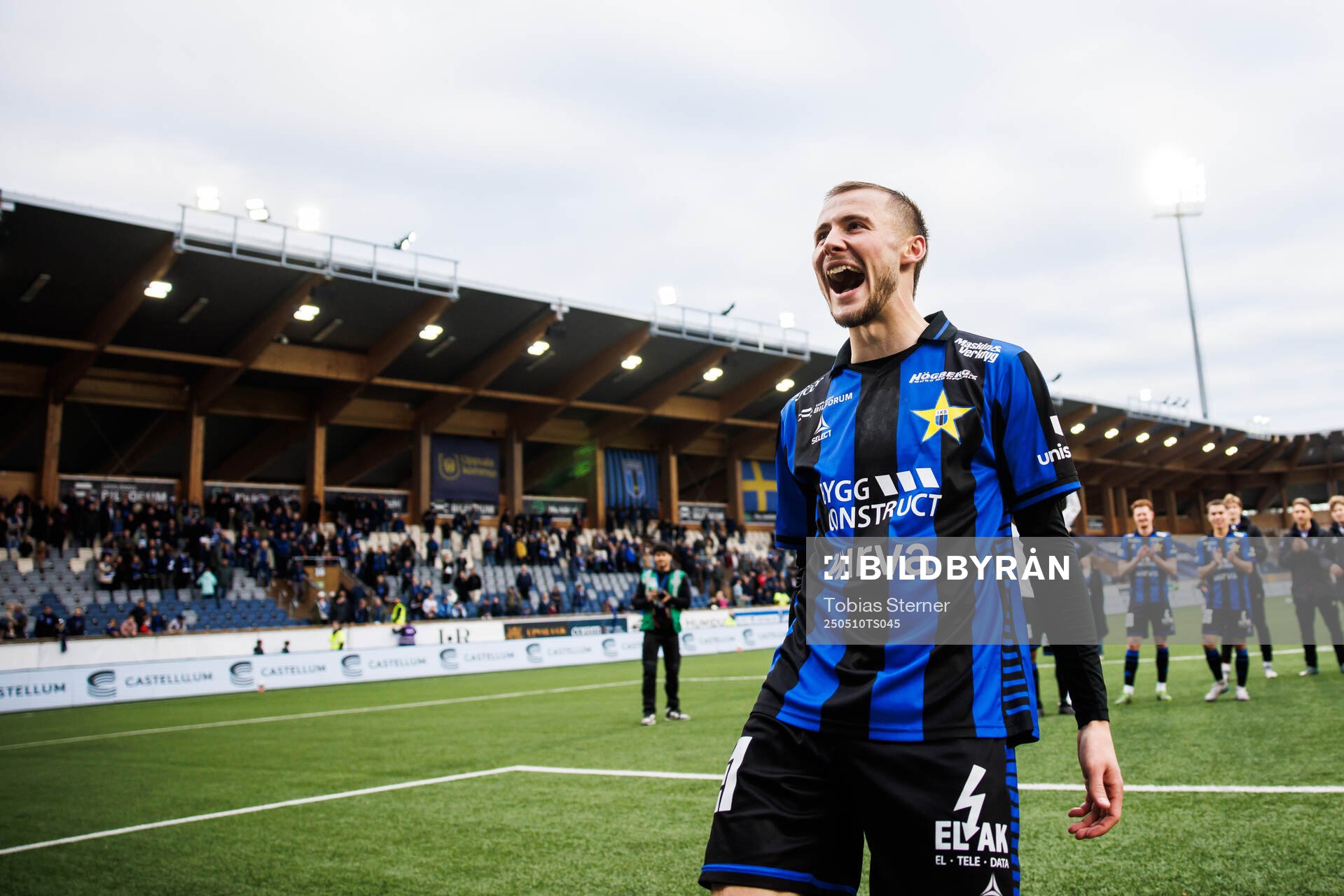 Sirius Melker Heier jublar efter fotbollsmatchen i Allsvenskan mellan Sirius och Häcken den 10 maj 2025 i Uppsala. 