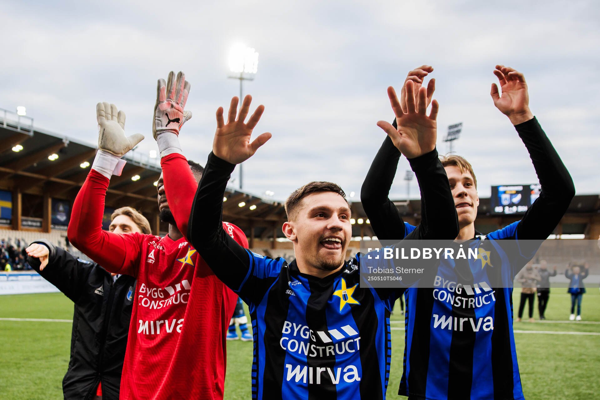 Sirius Isak Bjerkebo jublar efter fotbollsmatchen i Allsvenskan mellan Sirius och Häcken den 10 maj 2025 i Uppsala. 