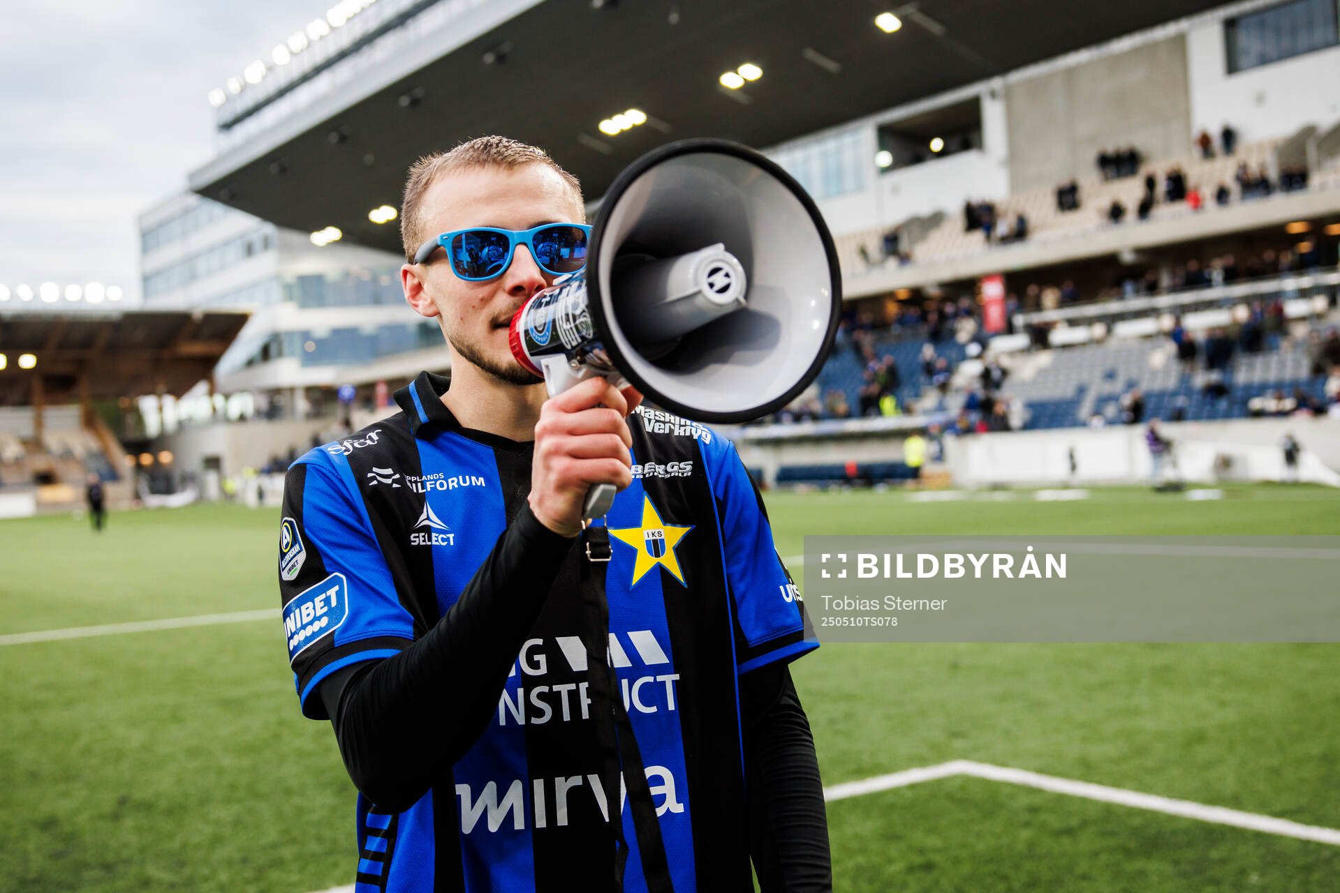 Sirius Melker Heier jublar efter fotbollsmatchen i Allsvenskan mellan Sirius och Häcken den 10 maj 2025 i Uppsala. 