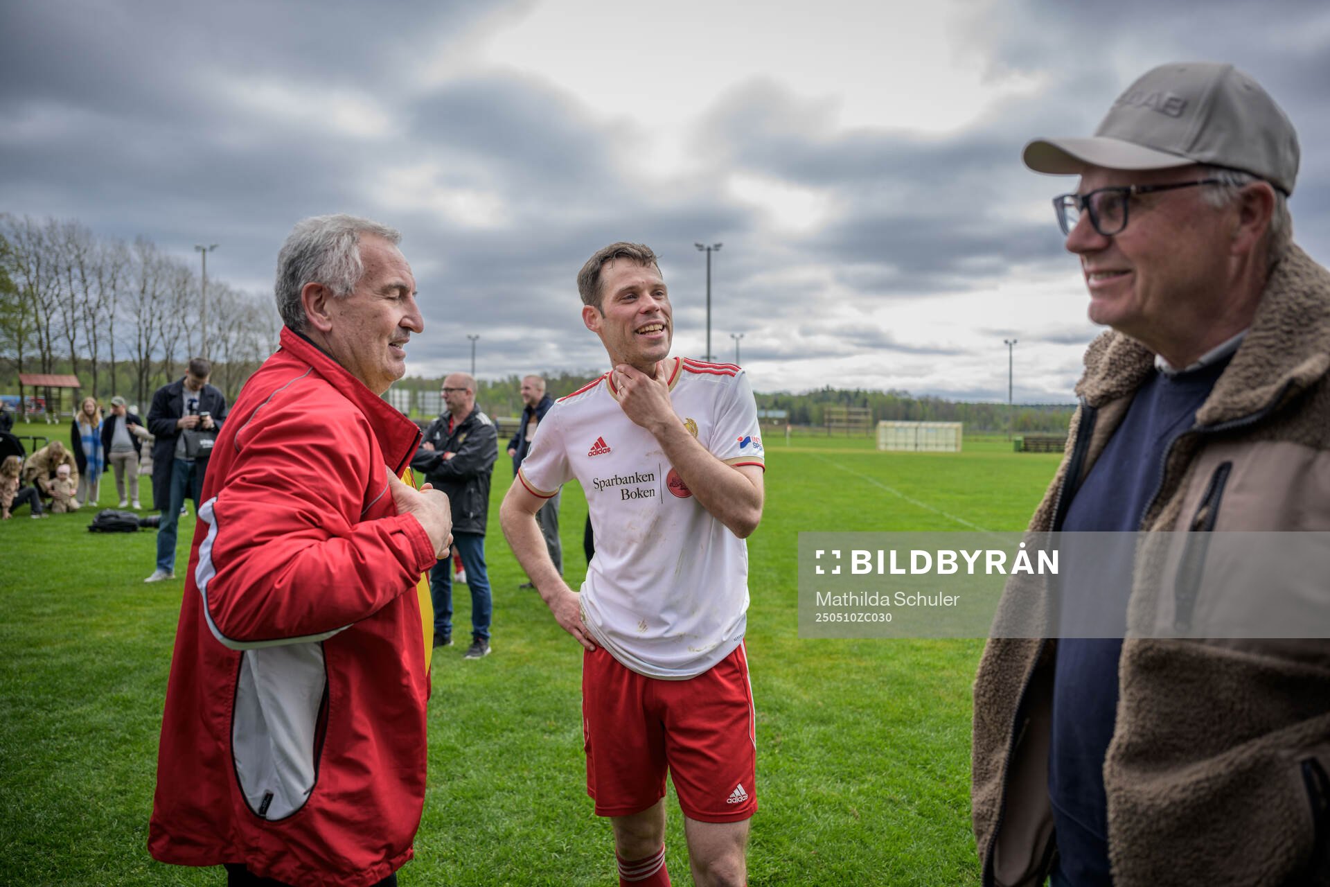 Eketes Emil Salomonsson tillsammans med vänner och familj efter fotbollsmatchen i Division 5 Norra Skåne mellan Eket och Västra Karup den 10 maj 2025 i Eket.