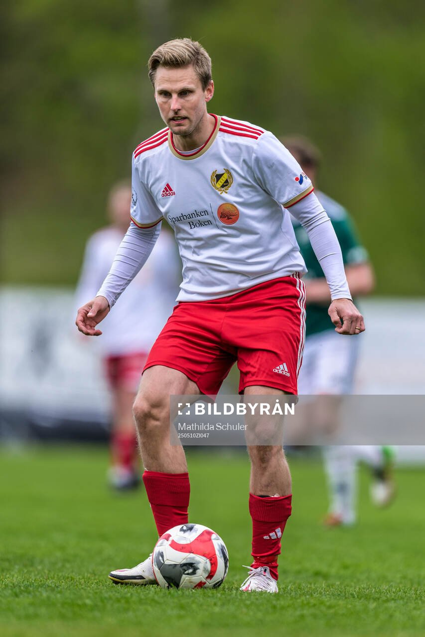 Eketes André Strömberg under fotbollsmatchen i Division 5 Norra Skåne mellan Eket och Västra Karup den 10 maj 2025 i Eket. 