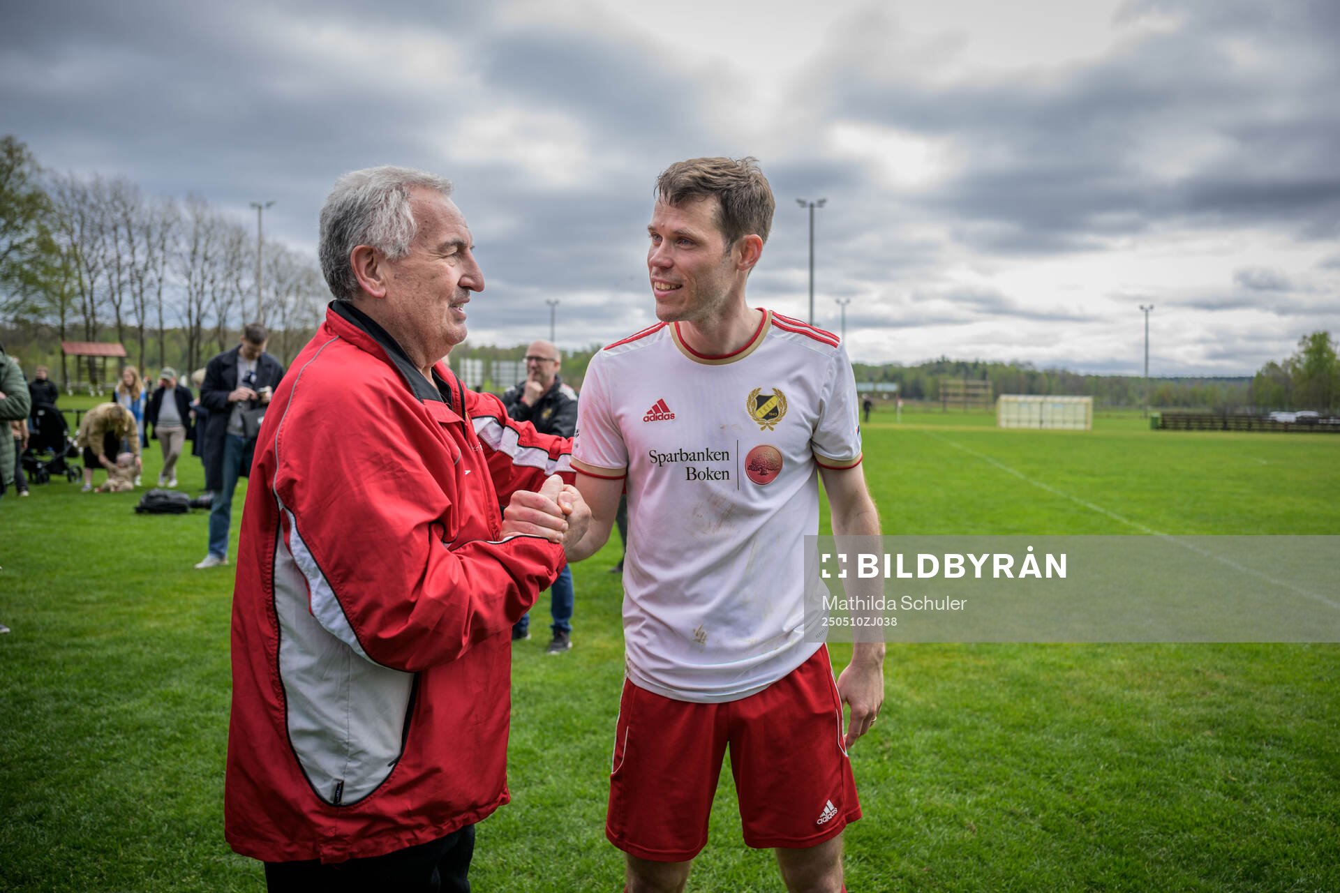 Eketes Emil Salomonsson tillsammans med vänner och familj efter fotbollsmatchen i Division 5 Norra Skåne mellan Eket och Västra Karup den 10 maj 2025 i Eket.