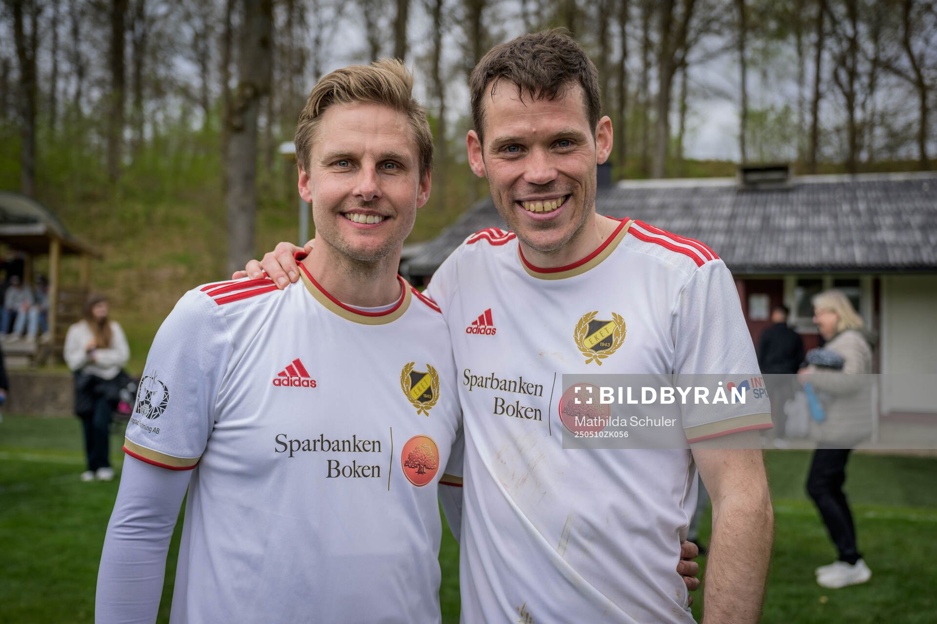 Eketes André Strömberg och Emil Salomonsson under fotbollsmatchen i Division 5 Norra Skåne mellan Eket och Västra Karup den 10 maj 2025 i Eket.