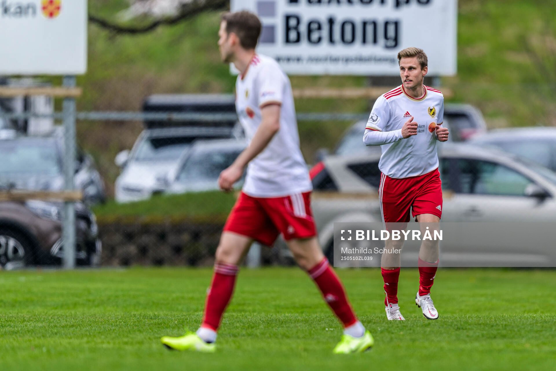 Eketes Emil Salomonsson och André Strömberg under fotbollsmatchen i Division 5 Norra Skåne mellan Eket och Västra Karup den 10 maj 2025 i Eket.