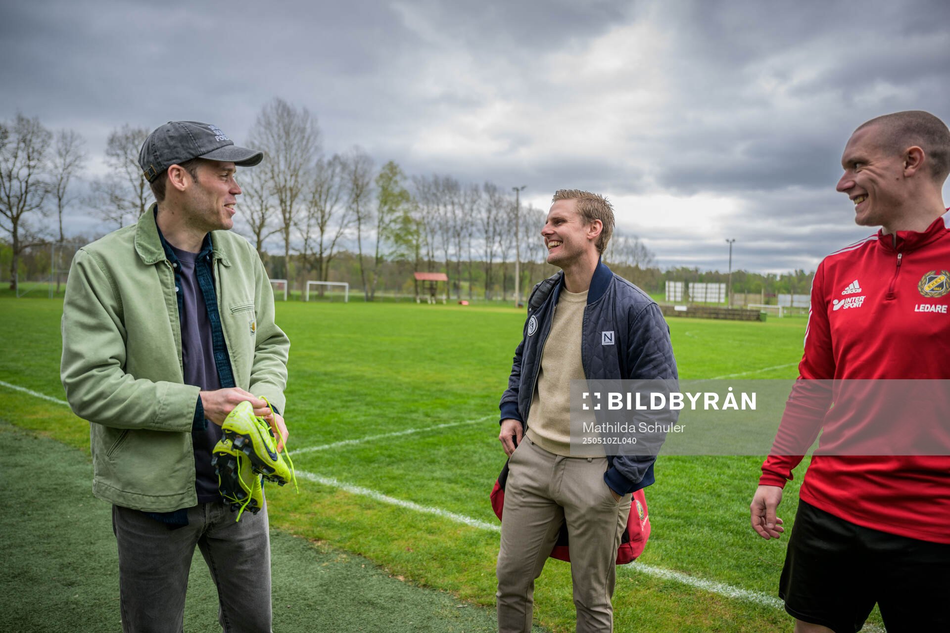 Eketes Emil Salomonsson, André Strömberg och en ledare efter fotbollsmatchen i Division 5 Norra Skåne mellan Eket och Västra Karup den 10 maj 2025 i Eket.