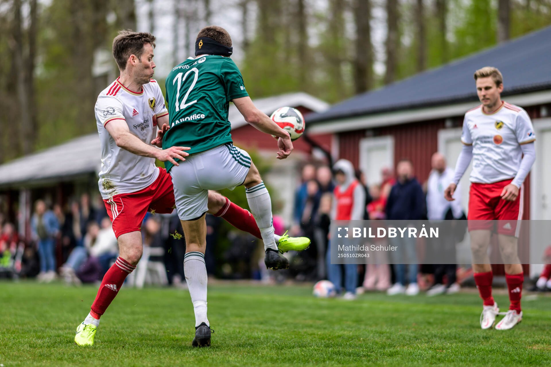 Eketes Emil Salomonsson och André Strömberg i duell med Västra Karups Victor Gustafsson under fotbollsmatchen i Division 5 Norra Skåne mellan Eket och Västra Karup den 10 maj 2025 i Eket. 