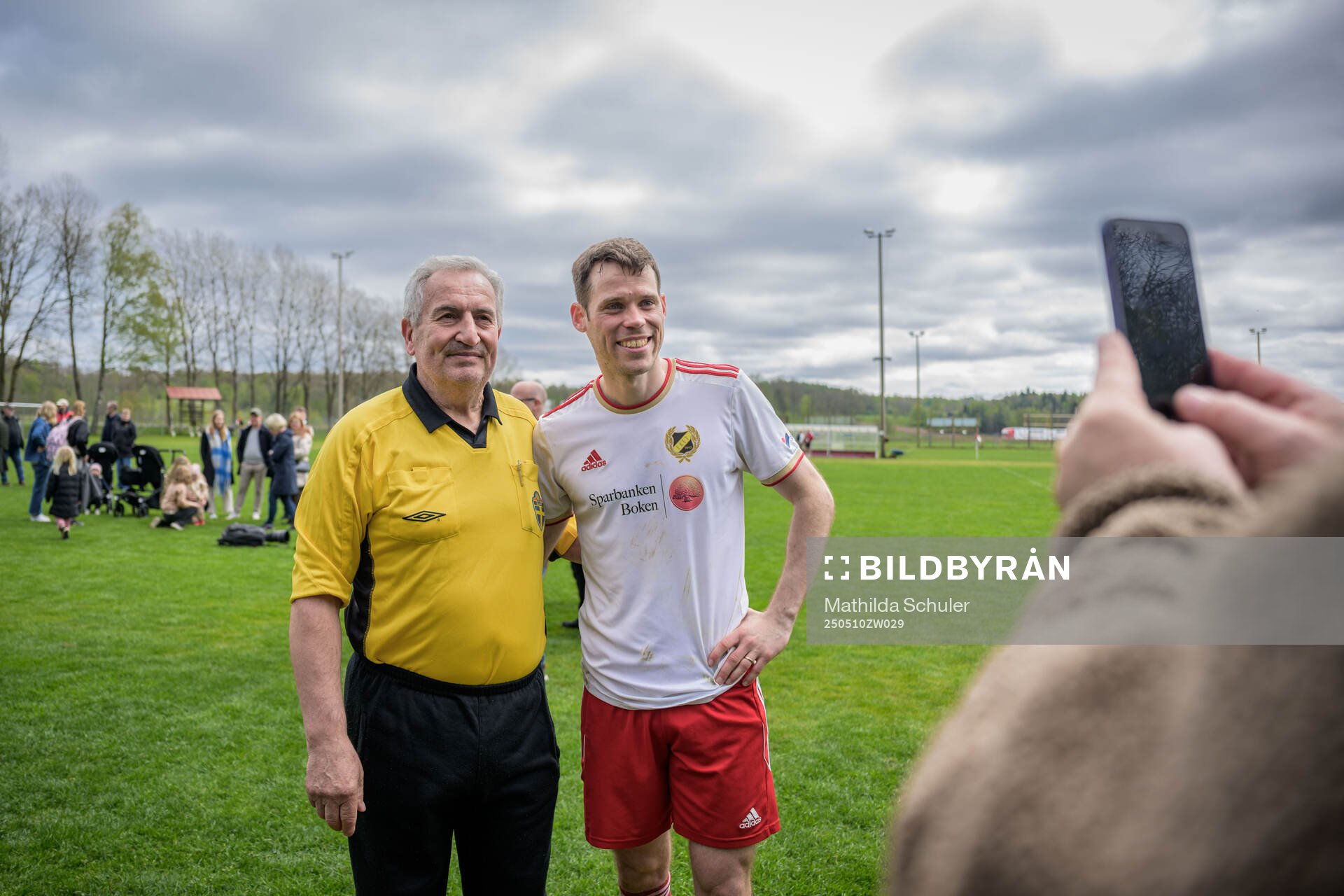 Eketes Emil Salomonsson tillsammans med vänner och familj efter fotbollsmatchen i Division 5 Norra Skåne mellan Eket och Västra Karup den 10 maj 2025 i Eket.