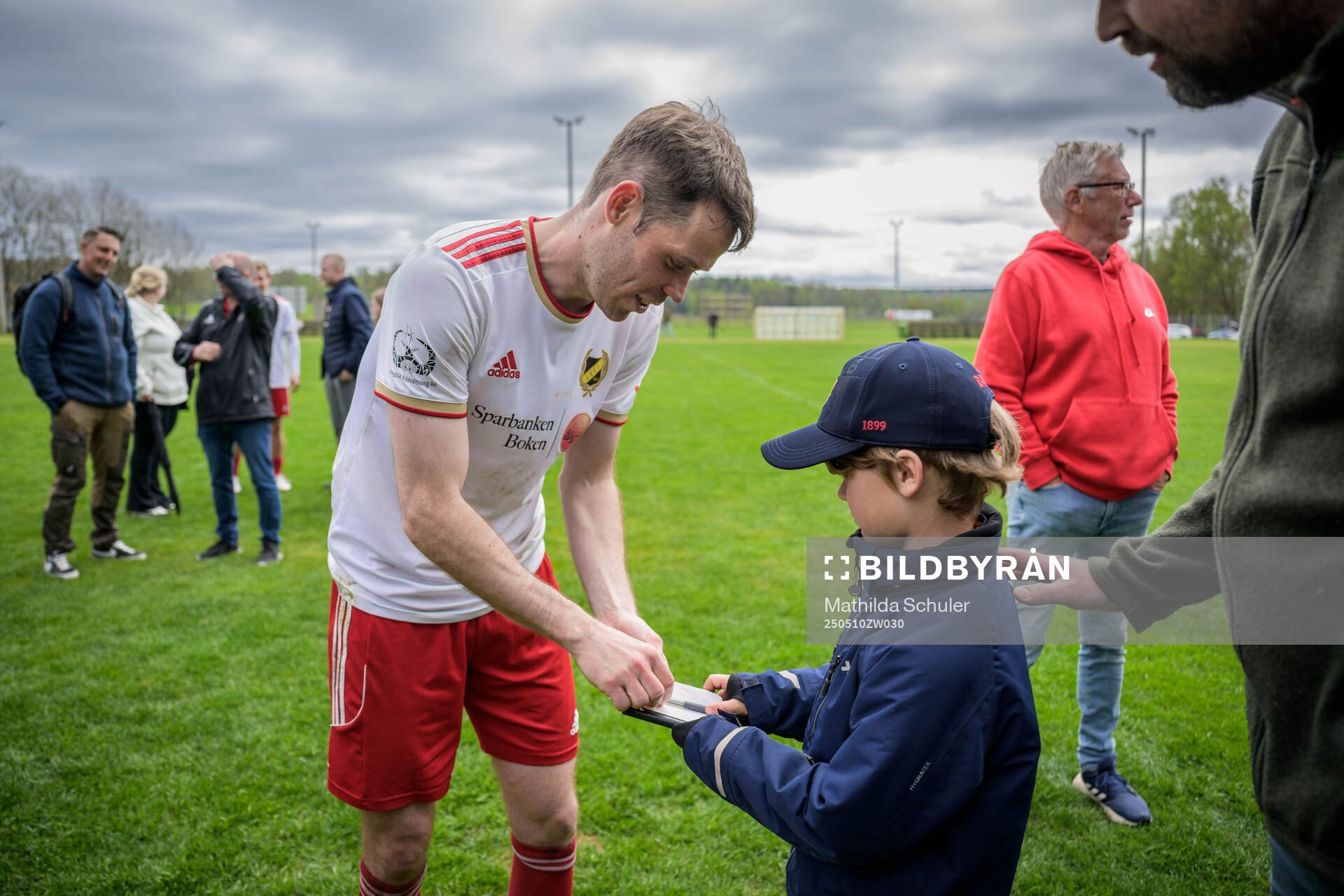 Eketes Emil Salomonsson skriver autografer efter fotbollsmatchen i Division 5 Norra Skåne mellan Eket och Västra Karup den 10 maj 2025 i Eket.