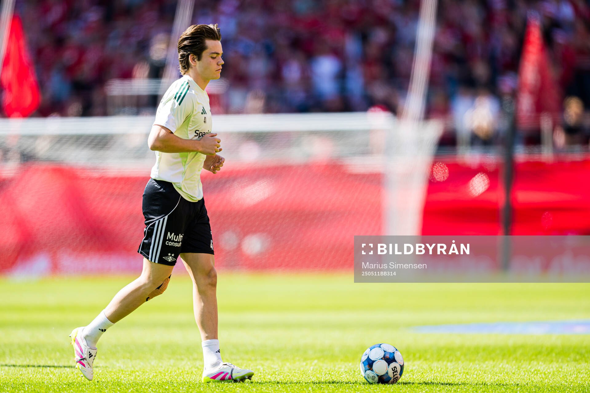 Sverre Halseth Nypan of Rosenborg warms up ahead of the Eliteserien match between Brann and Rosenborg on May 11, 2025 in Bergen. 