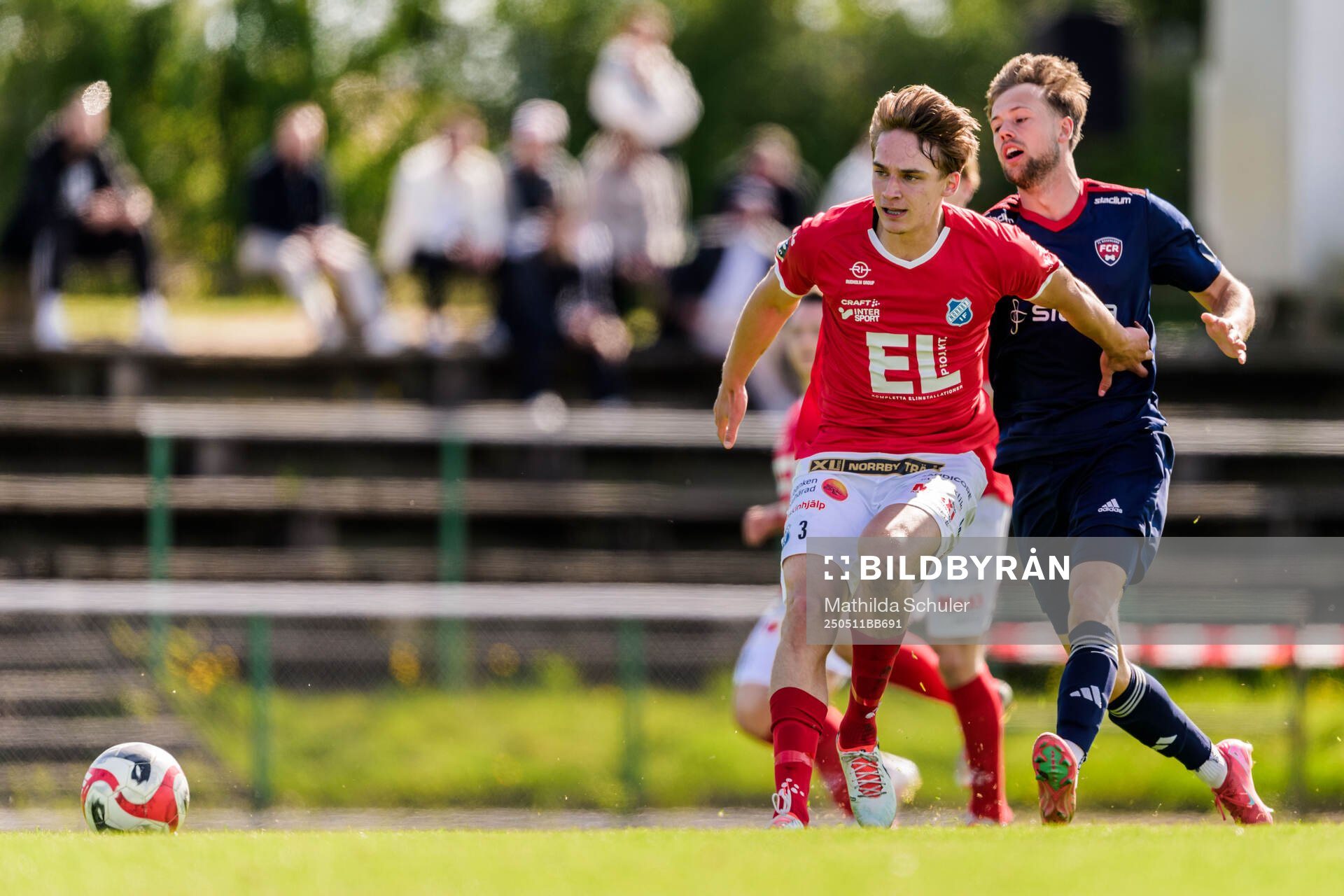 Norrbys Johannes Engvall och Rosengårds Mattias Andersson under fotbollsmatchen i Ettan södra mellan Rosengård och Norrby den 11 maj 2025 i Malmö.