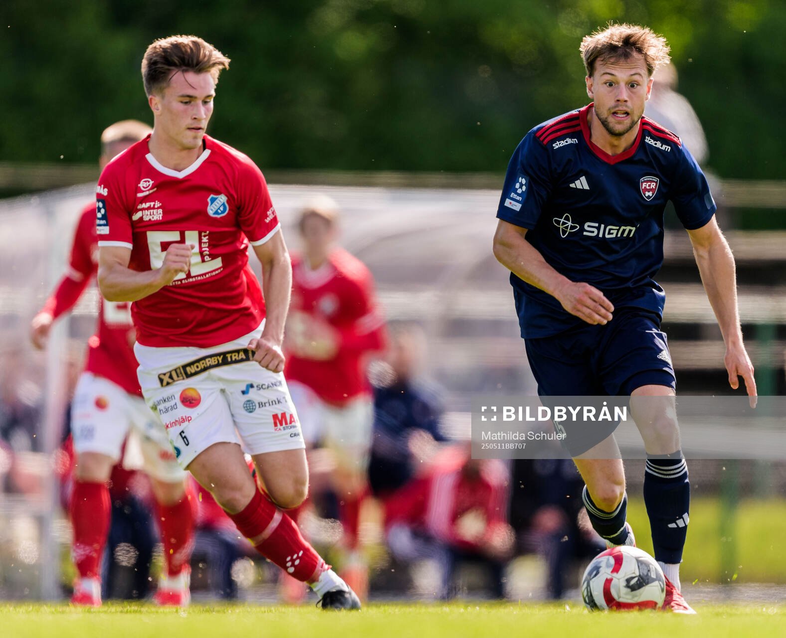 Norrbys Joel Hjalmar och Rosengårds Mattias Andersson under fotbollsmatchen i Ettan södra mellan Rosengård och Norrby den 11 maj 2025 i Malmö.