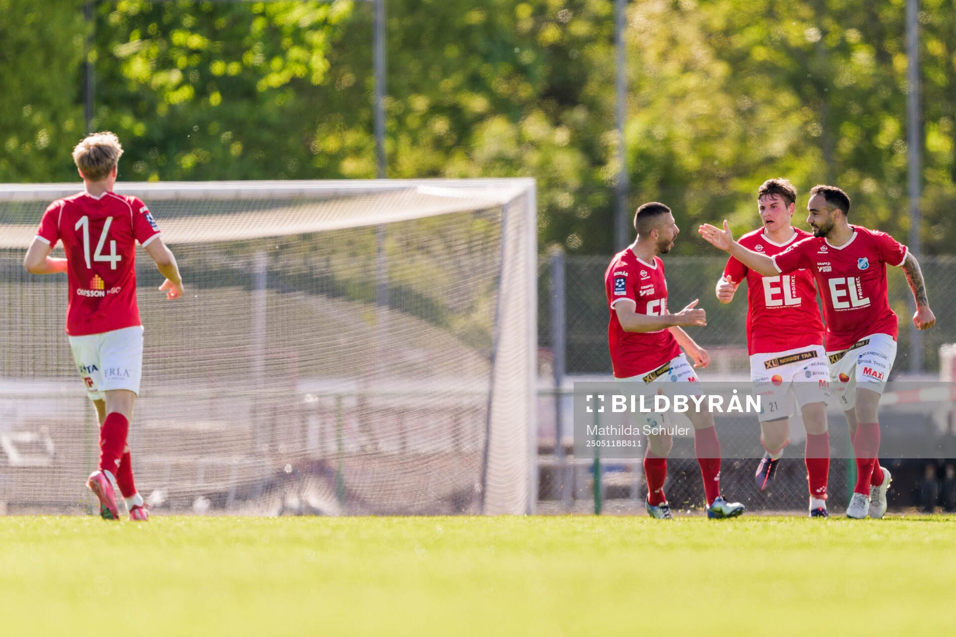 Norrbys Alen Krasnici, och Richard Yarsuvat jublar efter 0-1 under fotbollsmatchen i Ettan södra mellan Rosengård och Norrby den 11 maj 2025 i Malmö.