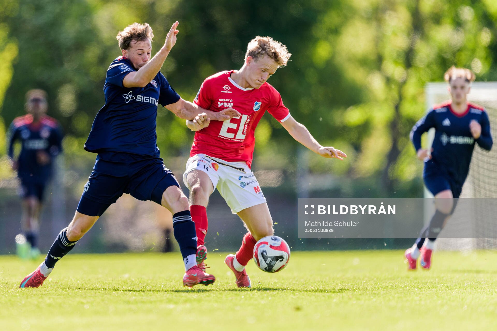 Rosengårds Mattias Andersson och Norrbys Olle Backlund under fotbollsmatchen i Ettan södra mellan Rosengård och Norrby den 11 maj 2025 i Malmö.