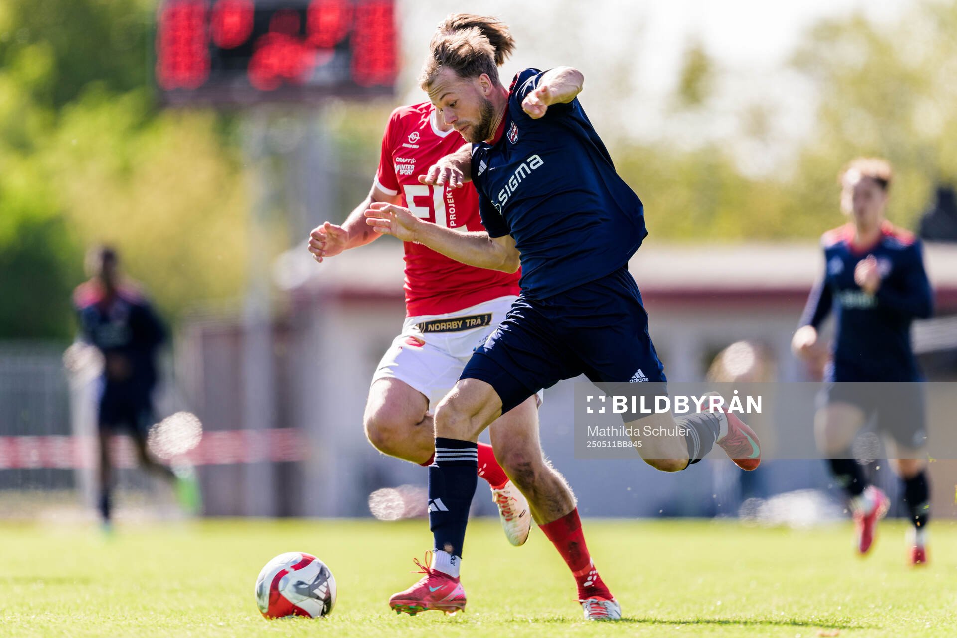 Rosengårds Mattias Andersson under fotbollsmatchen i Ettan södra mellan Rosengård och Norrby den 11 maj 2025 i Malmö. 