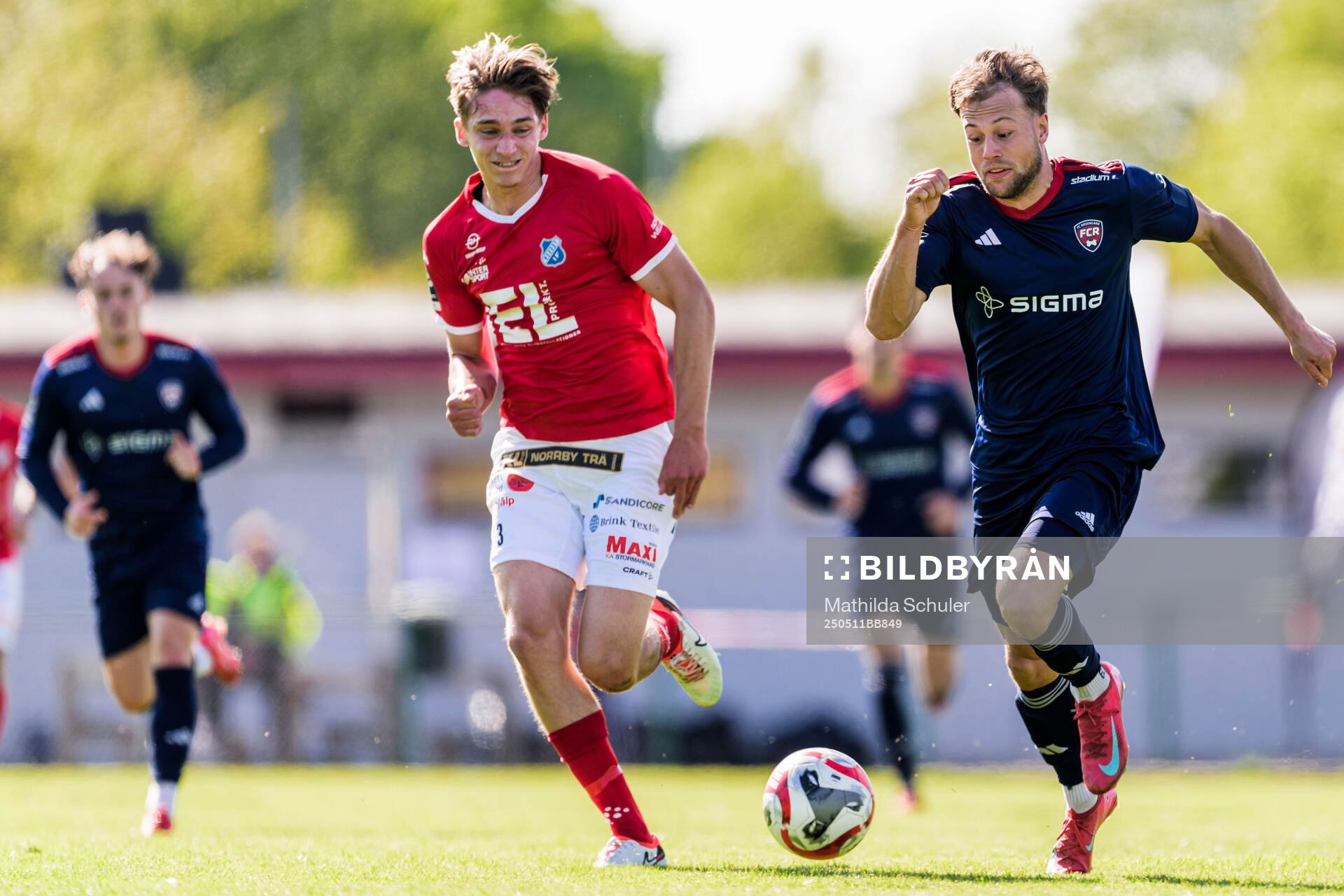 Norrbys Johannes Engvall och Rosengårds Mattias Andersson under fotbollsmatchen i Ettan södra mellan Rosengård och Norrby den 11 maj 2025 i Malmö.