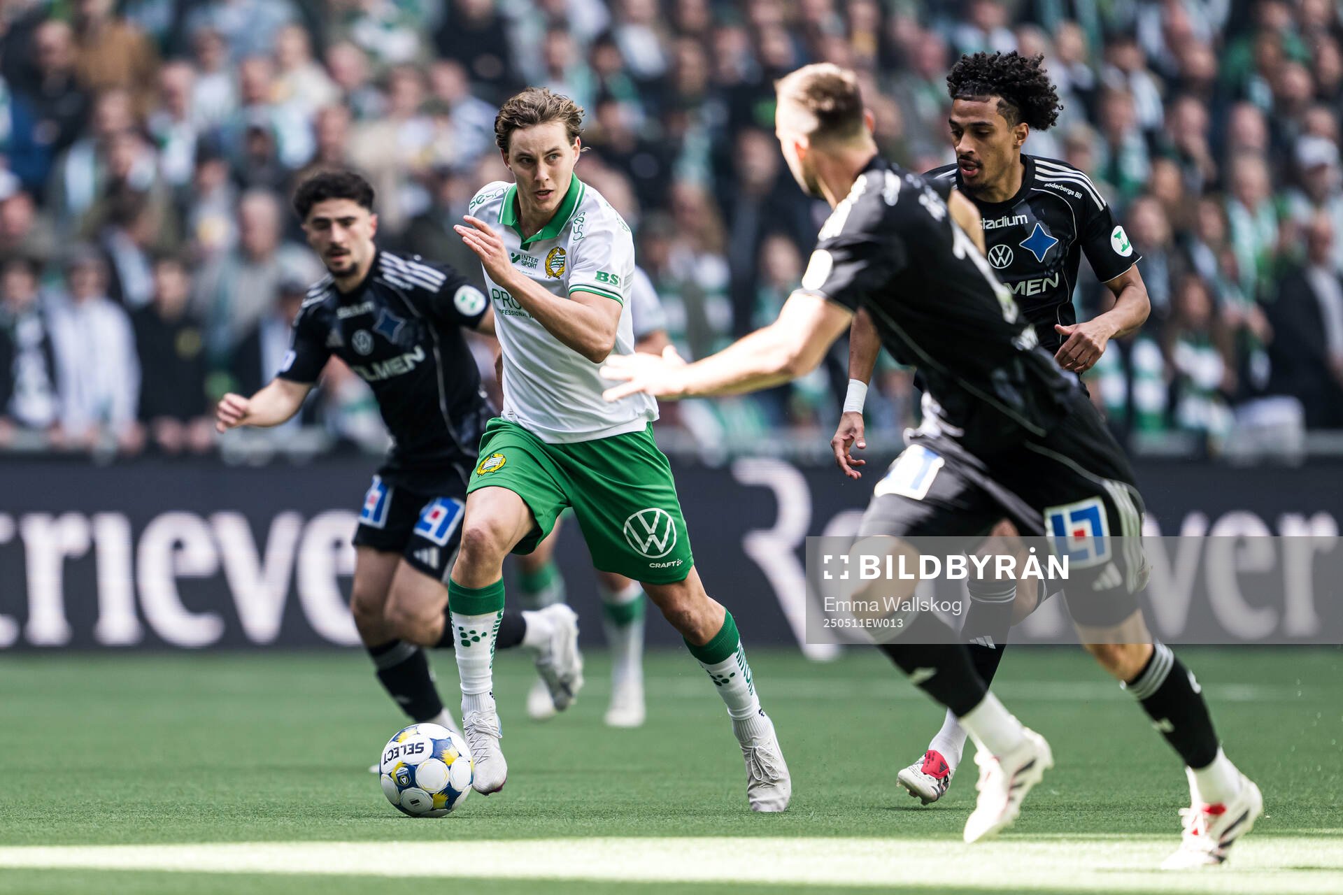 Hammarbys Hampus Skoglund och IFK Norrköpings Jesper Ceesay under fotbollsmatchen i Allsvenskan mellan Hammarby och IFK Norrköping den 11 maj 2025 i Stockholm.
