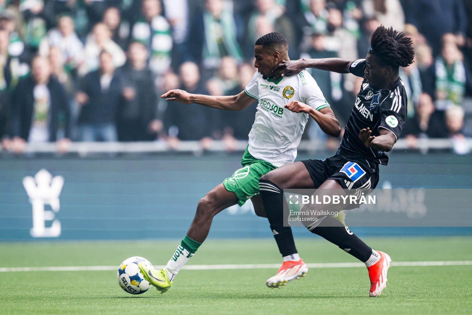 Hammarbys Paulos Abraham och IFK Norrköpings Kojo Peprah Oppong under fotbollsmatchen i Allsvenskan mellan Hammarby och IFK Norrköping den 11 maj 2025 i Stockholm.