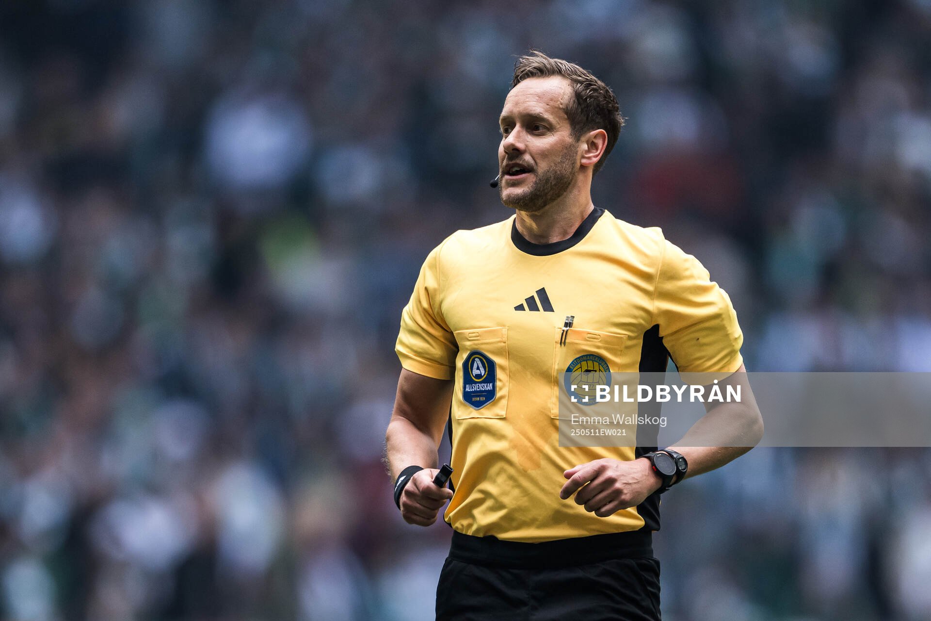 Domare Victor Wolf under fotbollsmatchen i Allsvenskan mellan Hammarby och IFK Norrköping den 11 maj 2025 i Stockholm. 