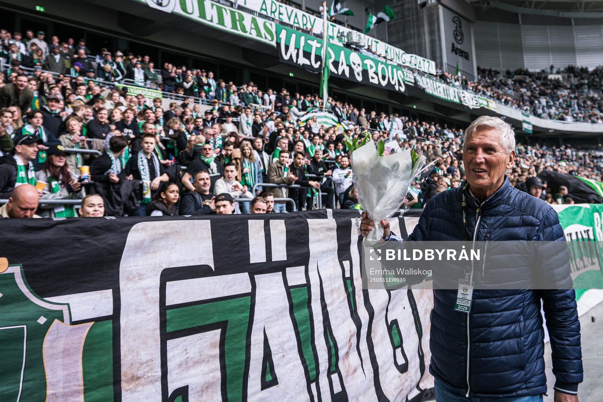 Sören Cratz hyllas efter att han blivit invald som hedersmedlem i Hammarby i halvtid av fotbollsmatchen i Allsvenskan mellan Hammarby och IFK Norrköping den 11 maj 2025 i Stockholm.