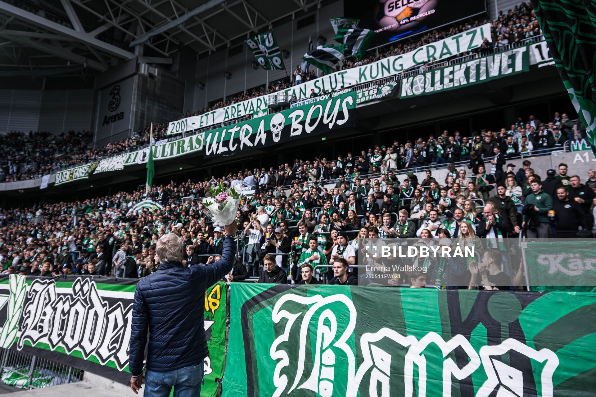 Sören Cratz hyllas efter att han blivit invald som hedersmedlem i Hammarby i halvtid av fotbollsmatchen i Allsvenskan mellan Hammarby och IFK Norrköping den 11 maj 2025 i Stockholm.