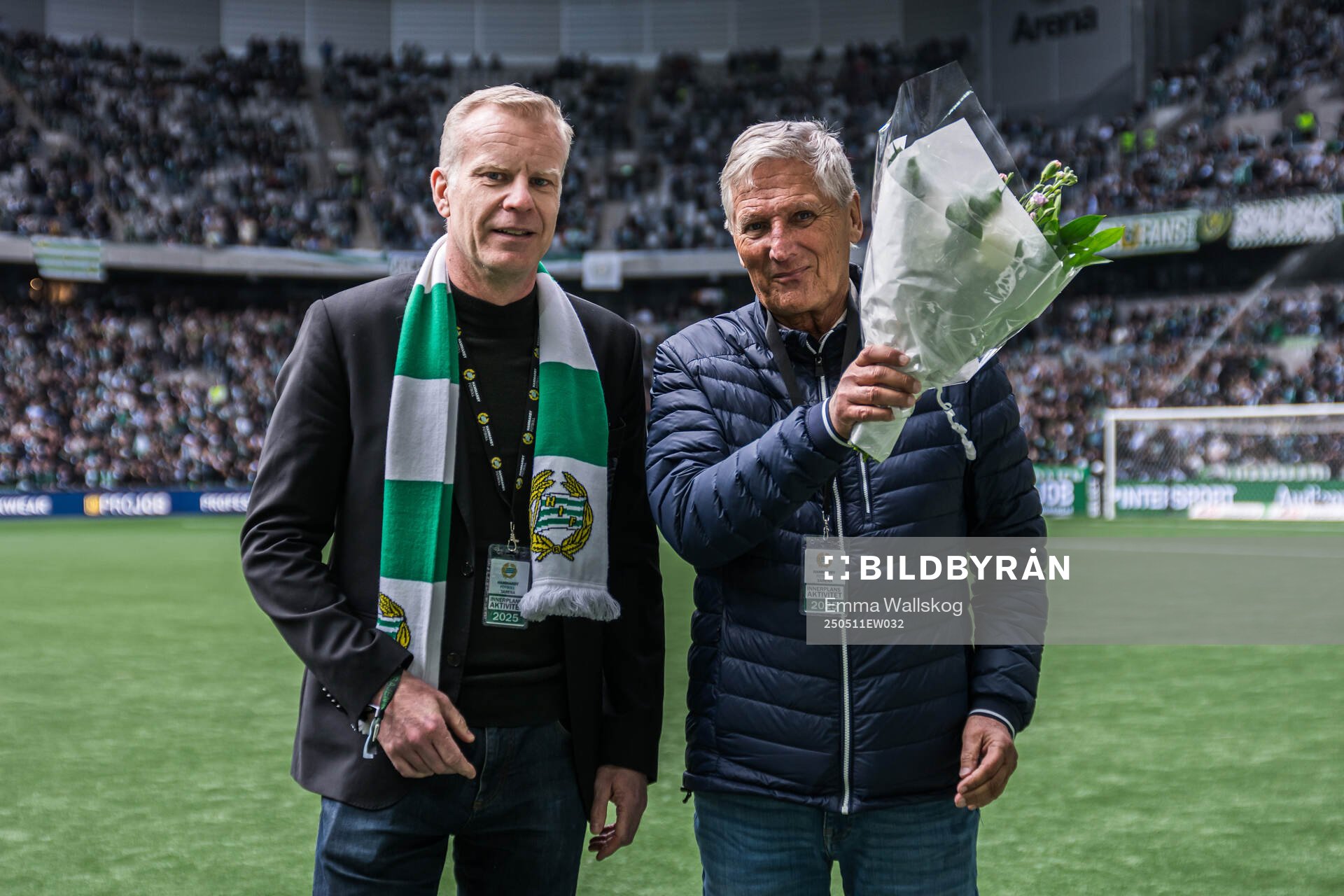 Hammarbys ordförande Mattias Fri och Sören Cratz hyllas efter att han blivit invald som hedersmedlem i Hammarby i halvtid av fotbollsmatchen i Allsvenskan mellan Hammarby och IFK Norrköping den 11 maj 2025 i Stockholm.