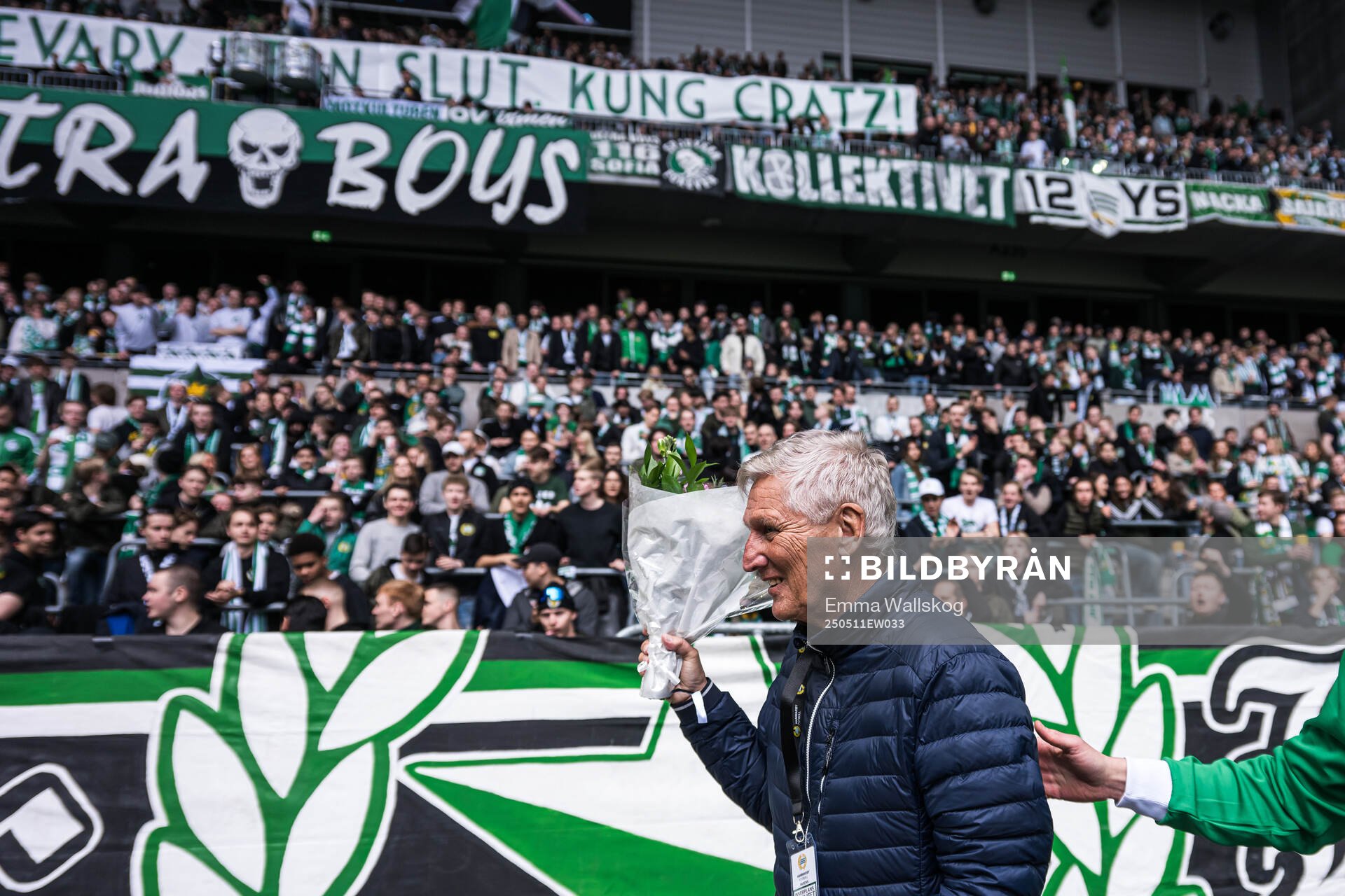 Sören Cratz hyllas efter att han blivit invald som hedersmedlem i Hammarby i halvtid av fotbollsmatchen i Allsvenskan mellan Hammarby och IFK Norrköping den 11 maj 2025 i Stockholm.