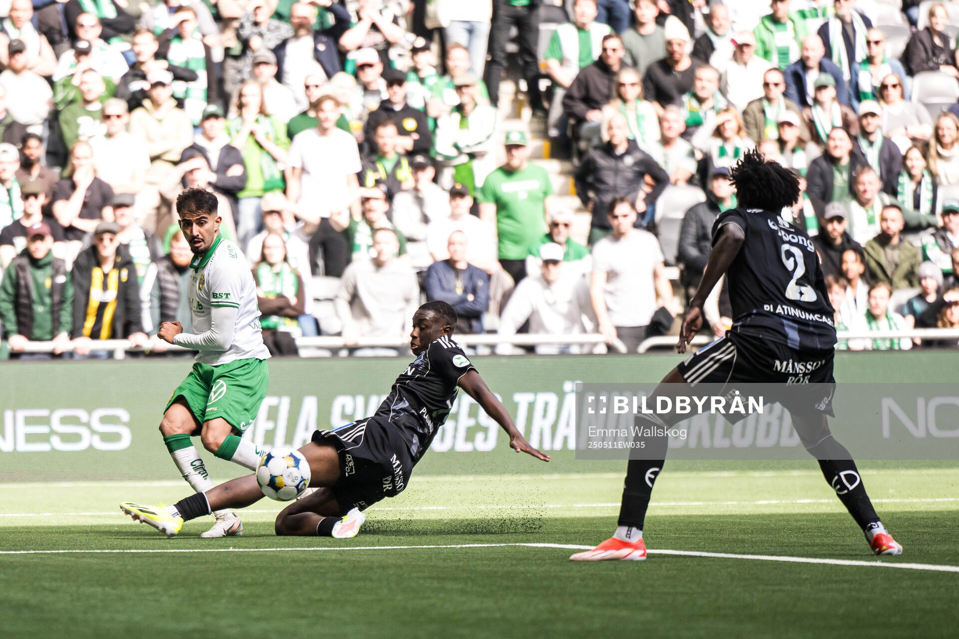 Hammarbys Montader Madjed och IFK Norrköpings Yahya Kalley under fotbollsmatchen i Allsvenskan mellan Hammarby och IFK Norrköping den 11 maj 2025 i Stockholm.