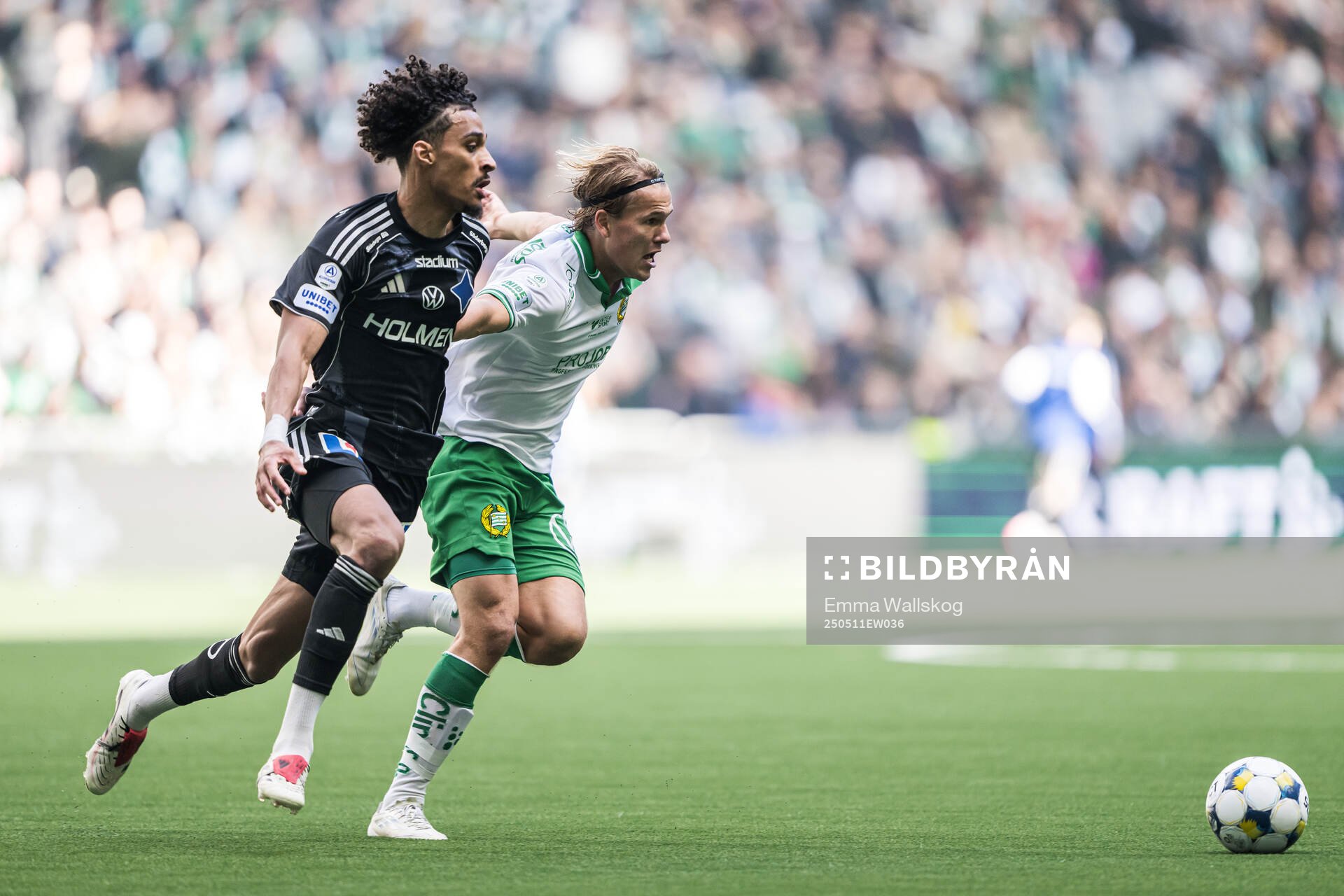 IFK Norrköpings Jesper Ceesay och Hammarbys Markus Karlsson under fotbollsmatchen i Allsvenskan mellan Hammarby och IFK Norrköping den 11 maj 2025 i Stockholm.