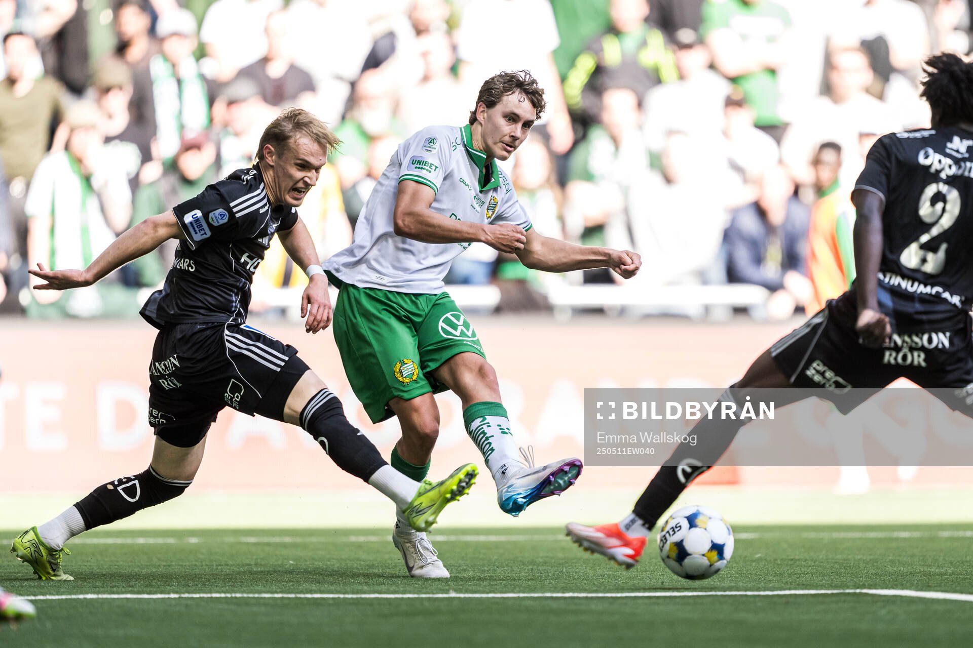 IFK Norrköpings Marcus Baggesen och Hammarbys Hampus Skoglund under fotbollsmatchen i Allsvenskan mellan Hammarby och IFK Norrköping den 11 maj 2025 i Stockholm.