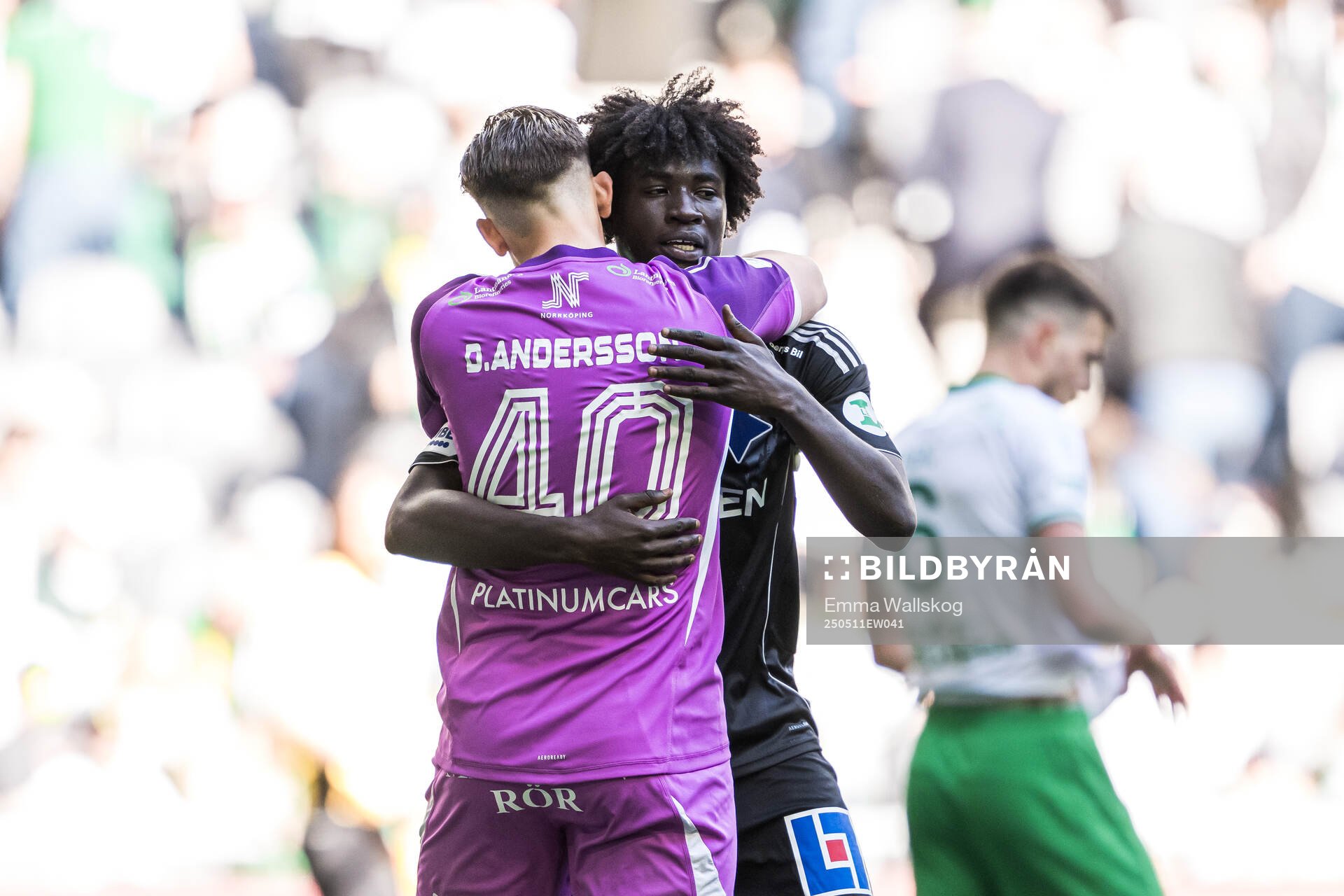 IFK Norrköpings målvakt David Andersson och Kojo Peprah Oppong efter fotbollsmatchen i Allsvenskan mellan Hammarby och IFK Norrköping den 11 maj 2025 i Stockholm.