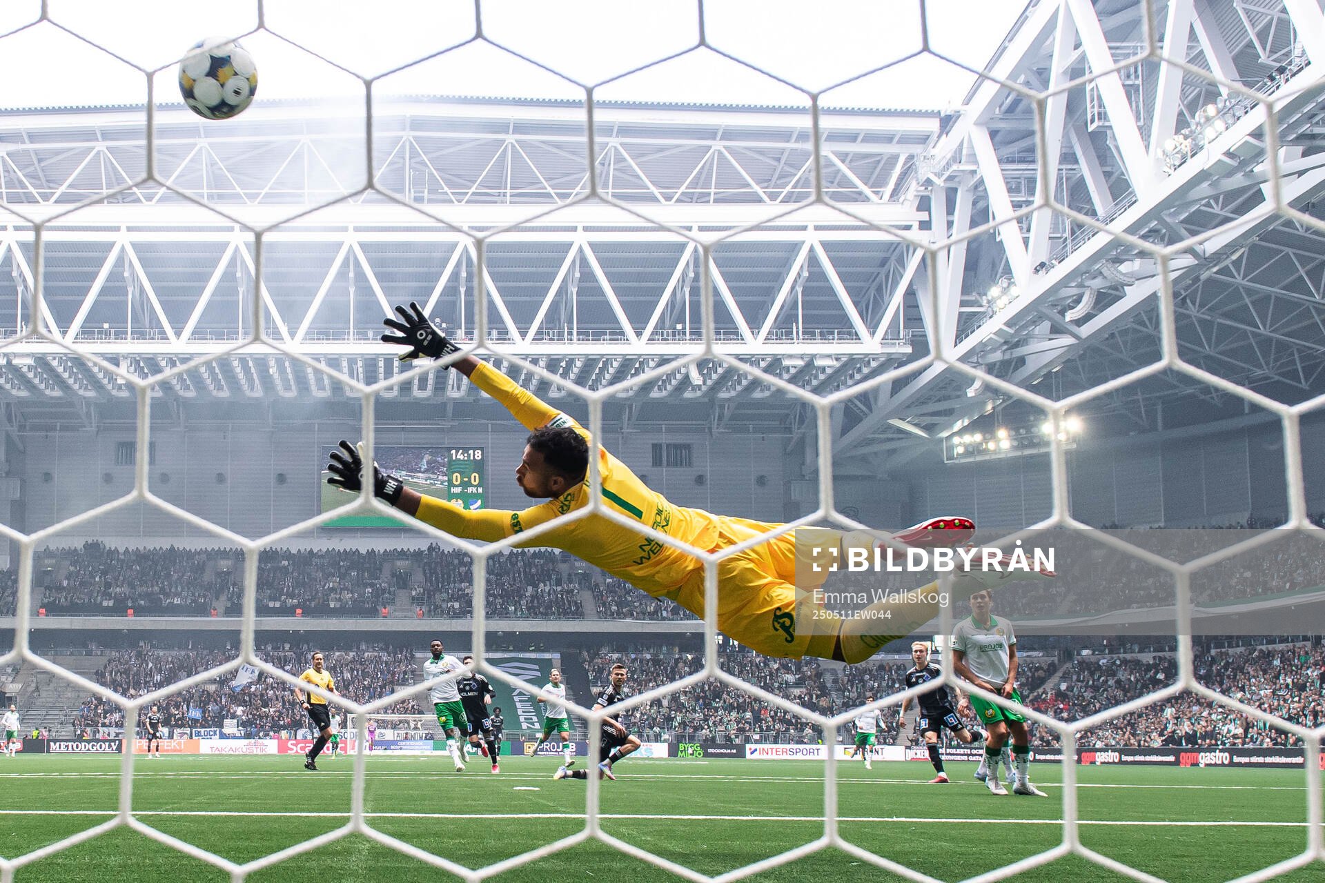IFK Norrköpings Isak Andri Sigurgeirsson gör 0-1 bakom Hammarbys målvakt Warner Hahn under fotbollsmatchen i Allsvenskan mellan Hammarby och IFK Norrköping den 11 maj 2025 i Stockholm.