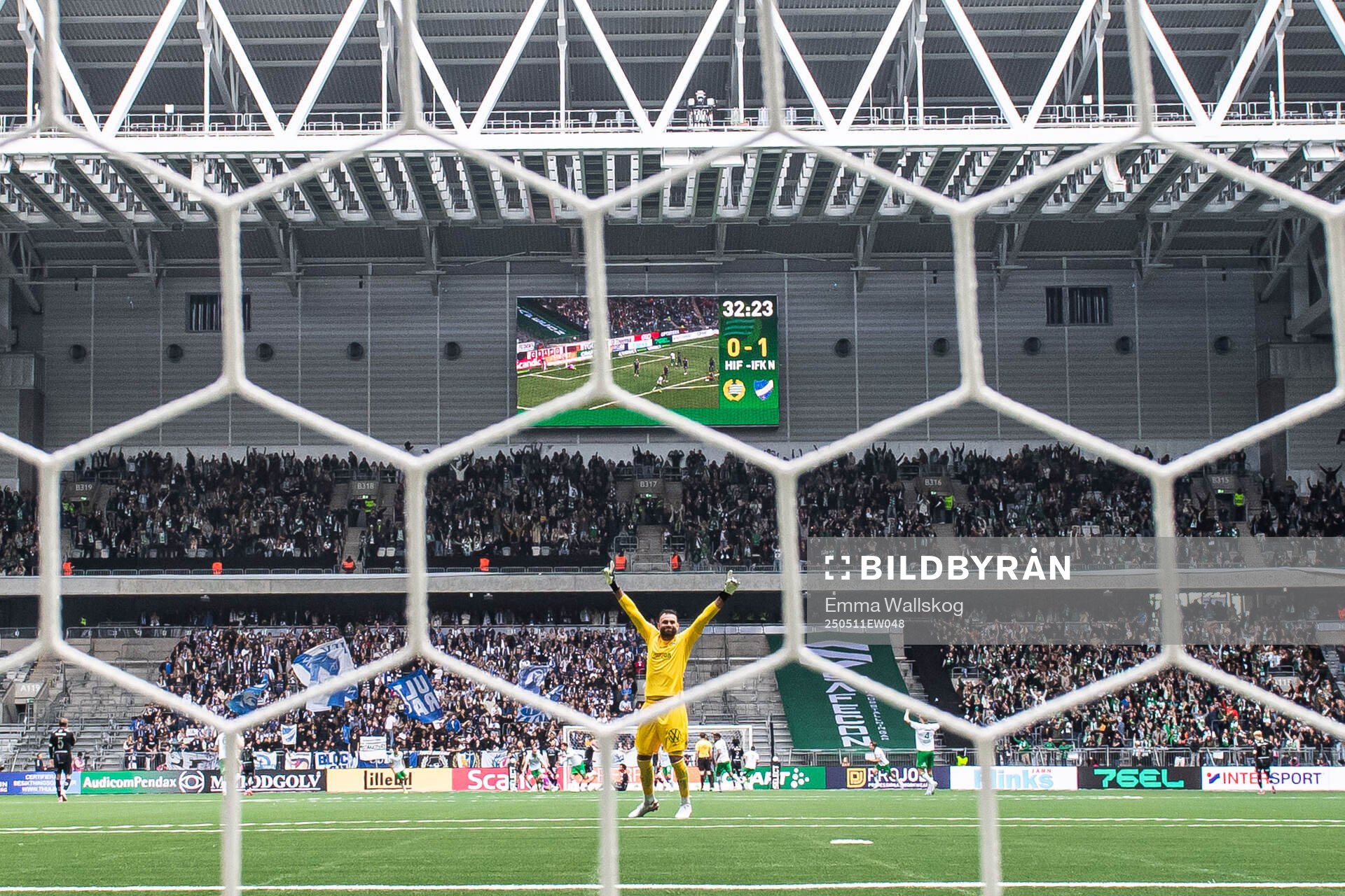 Hammarbys målvakt Warner Hahn jublar efter 1-1 av Montader Madjed (ej i bild) under fotbollsmatchen i Allsvenskan mellan Hammarby och IFK Norrköping den 11 maj 2025 i Stockholm.