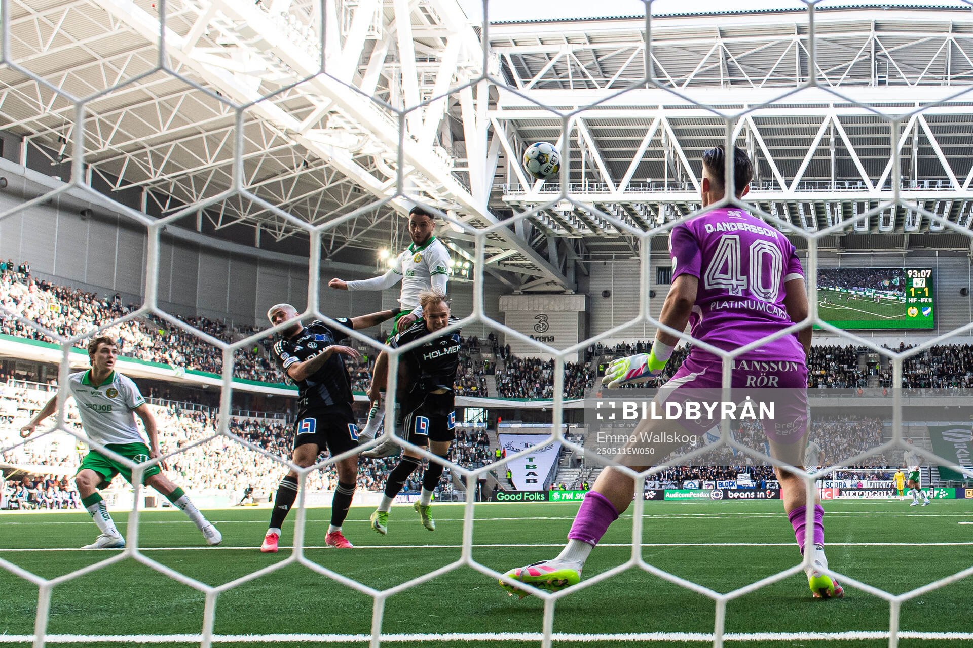 Hammarbys Hampus Skoglund och Abdelrahman Boudah Saidi mot IFK Norrköpings Tim Prica, Marcus Baggesen och målvakt David Andersson under fotbollsmatchen i Allsvenskan mellan Hammarby och IFK Norrköping den 11 maj 2025 i Stockholm.