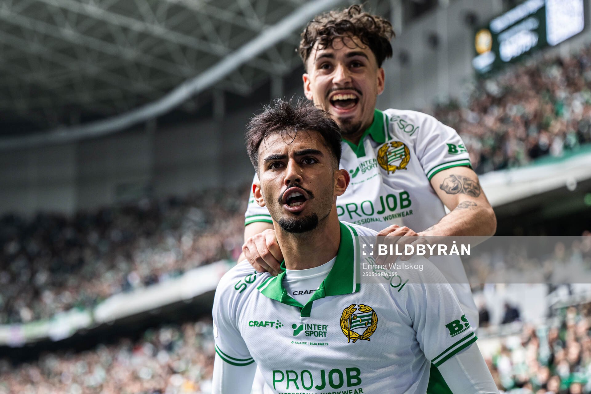 Hammarbys Montader Madjed jublar med Sebastian Tounekti efter 1-1 under fotbollsmatchen i Allsvenskan mellan Hammarby och IFK Norrköping den 11 maj 2025 i Stockholm.
