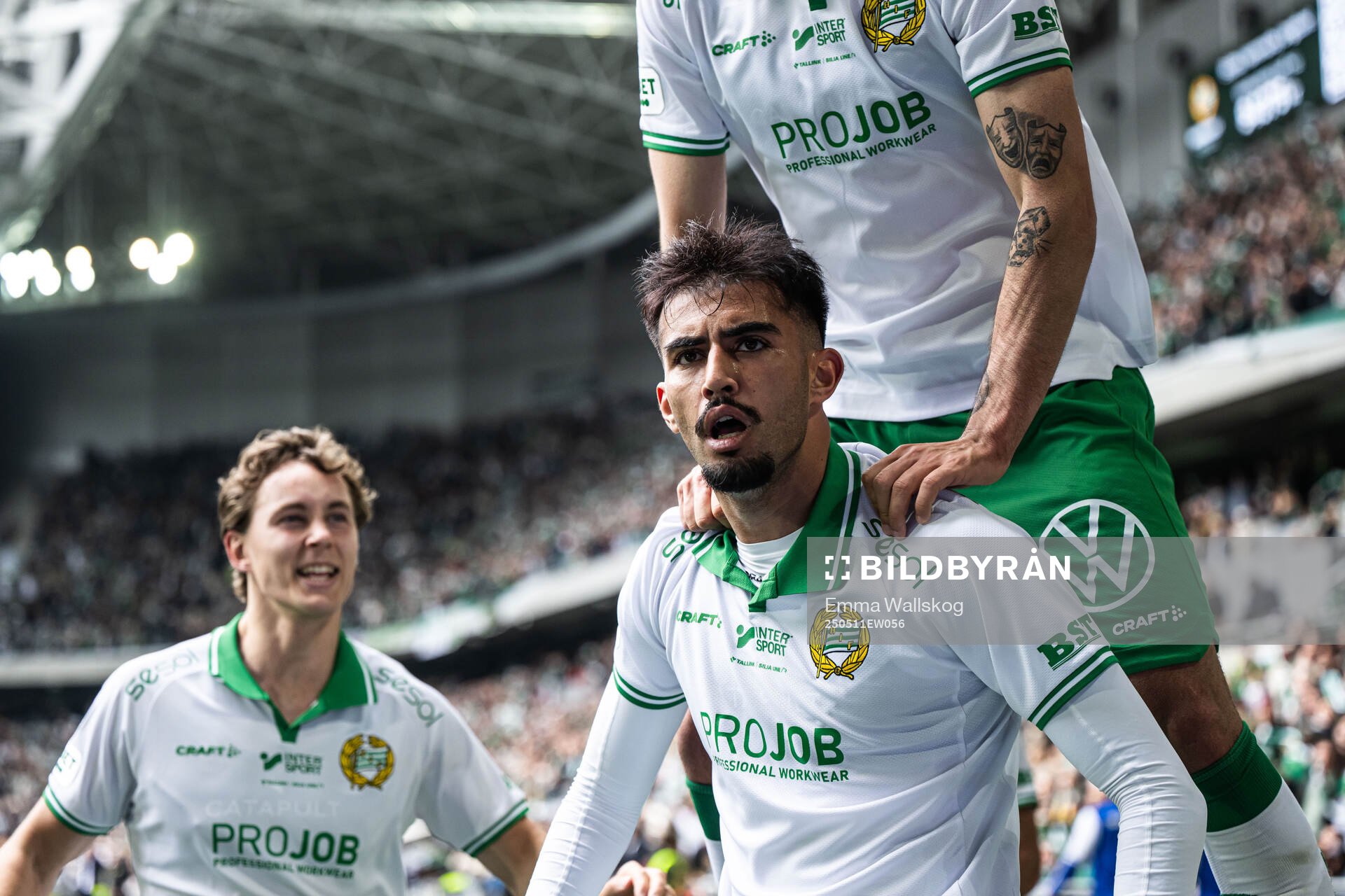 Hammarbys Montader Madjed jublar med Hampus Skoglund efter 1-1 under fotbollsmatchen i Allsvenskan mellan Hammarby och IFK Norrköping den 11 maj 2025 i Stockholm.