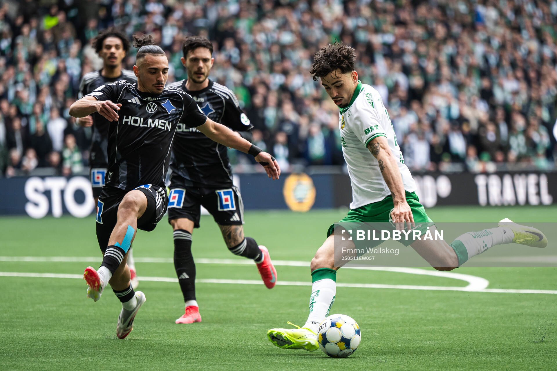 IFK Norrköpings Moutaz Neffati och Hammarbys Sebastian Tounekti under fotbollsmatchen i Allsvenskan mellan Hammarby och IFK Norrköping den 11 maj 2025 i Stockholm.