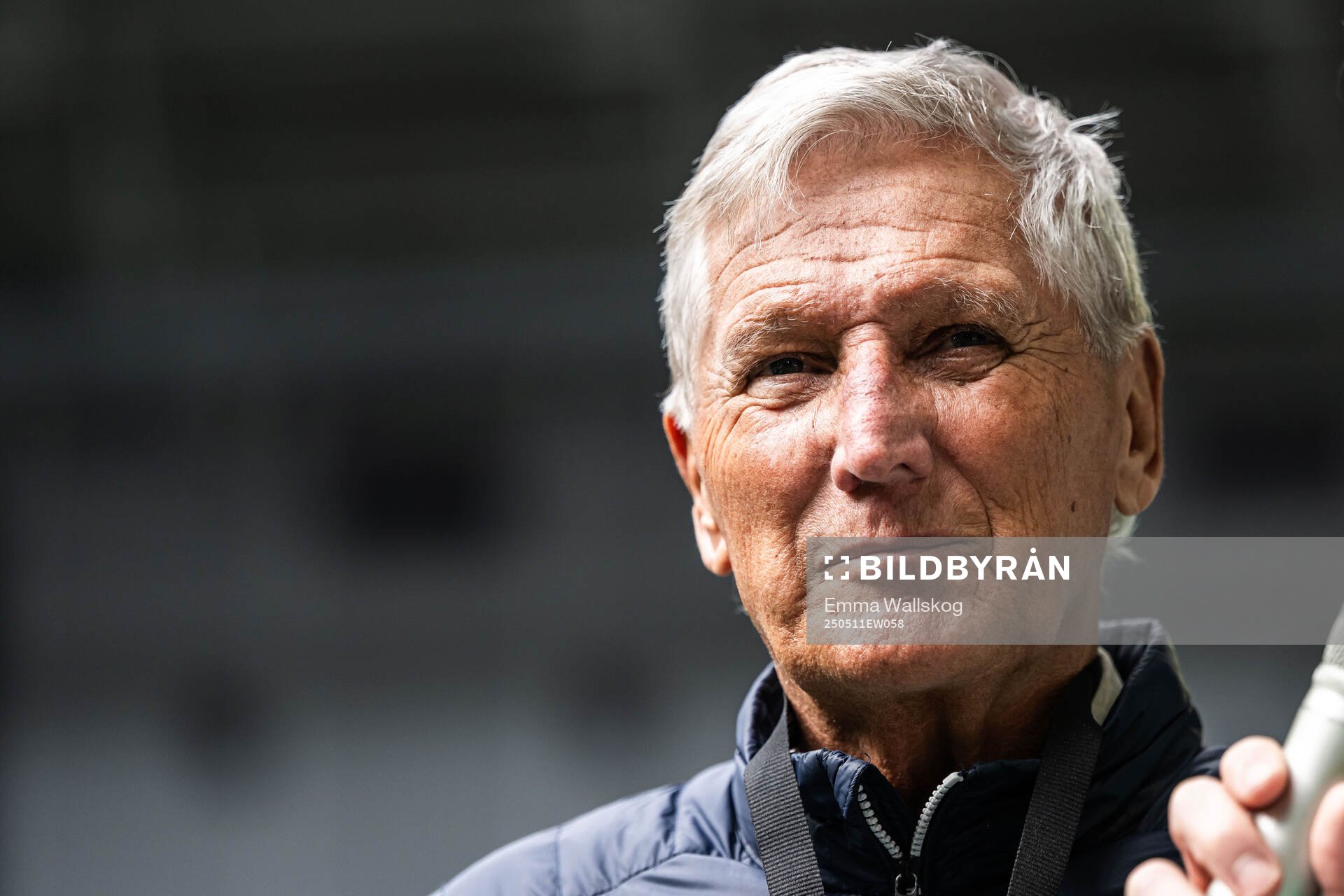 Sören Cratz hyllas efter att han blivit invald som hedersmedlem i Hammarby i halvtid av fotbollsmatchen i Allsvenskan mellan Hammarby och IFK Norrköping den 11 maj 2025 i Stockholm.