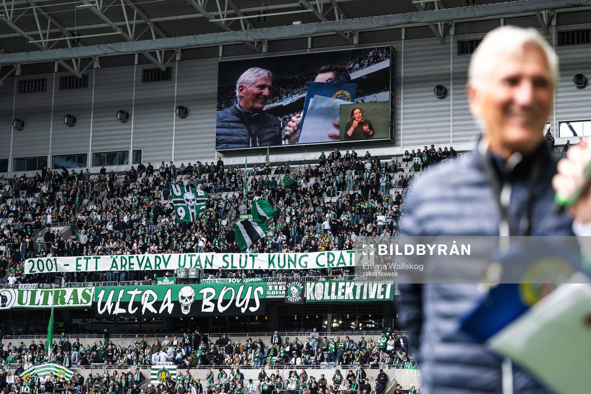 Sören Cratz hyllas efter att han blivit invald som hedersmedlem i Hammarby i halvtid av fotbollsmatchen i Allsvenskan mellan Hammarby och IFK Norrköping den 11 maj 2025 i Stockholm.