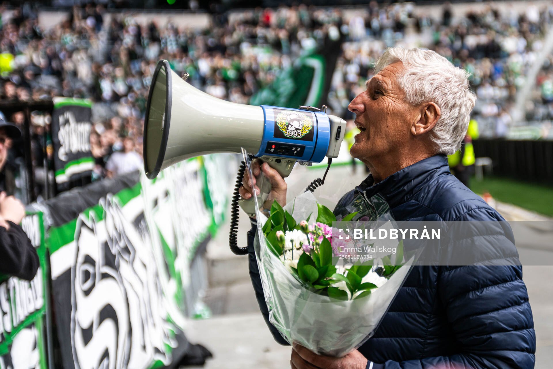 Sören Cratz hyllas efter att han blivit invald som hedersmedlem i Hammarby i halvtid av fotbollsmatchen i Allsvenskan mellan Hammarby och IFK Norrköping den 11 maj 2025 i Stockholm.