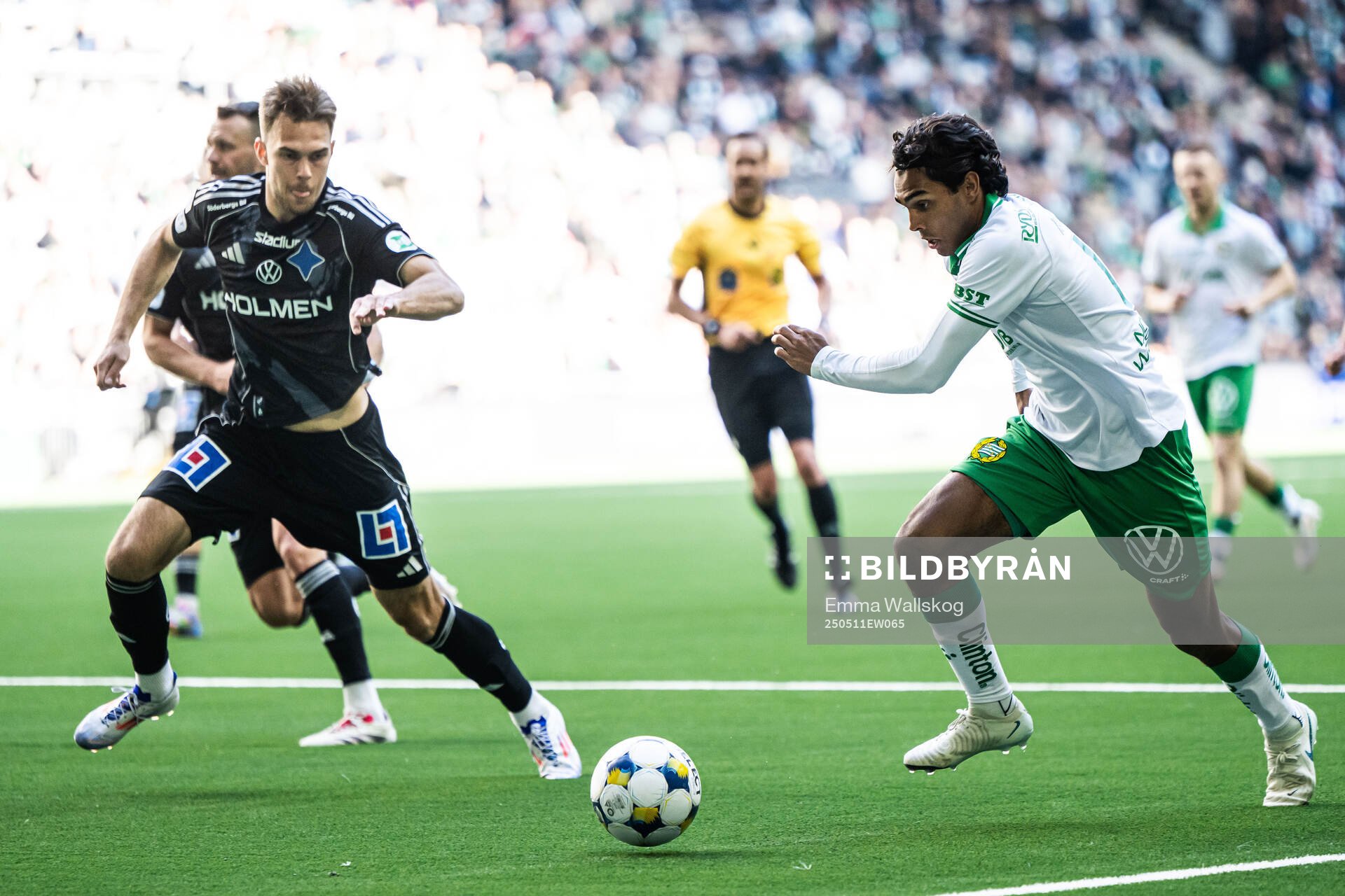 IFK Norrköpings Anton Eriksson och Hammarbys Jonathan Karlsson under fotbollsmatchen i Allsvenskan mellan Hammarby och IFK Norrköping den 11 maj 2025 i Stockholm.