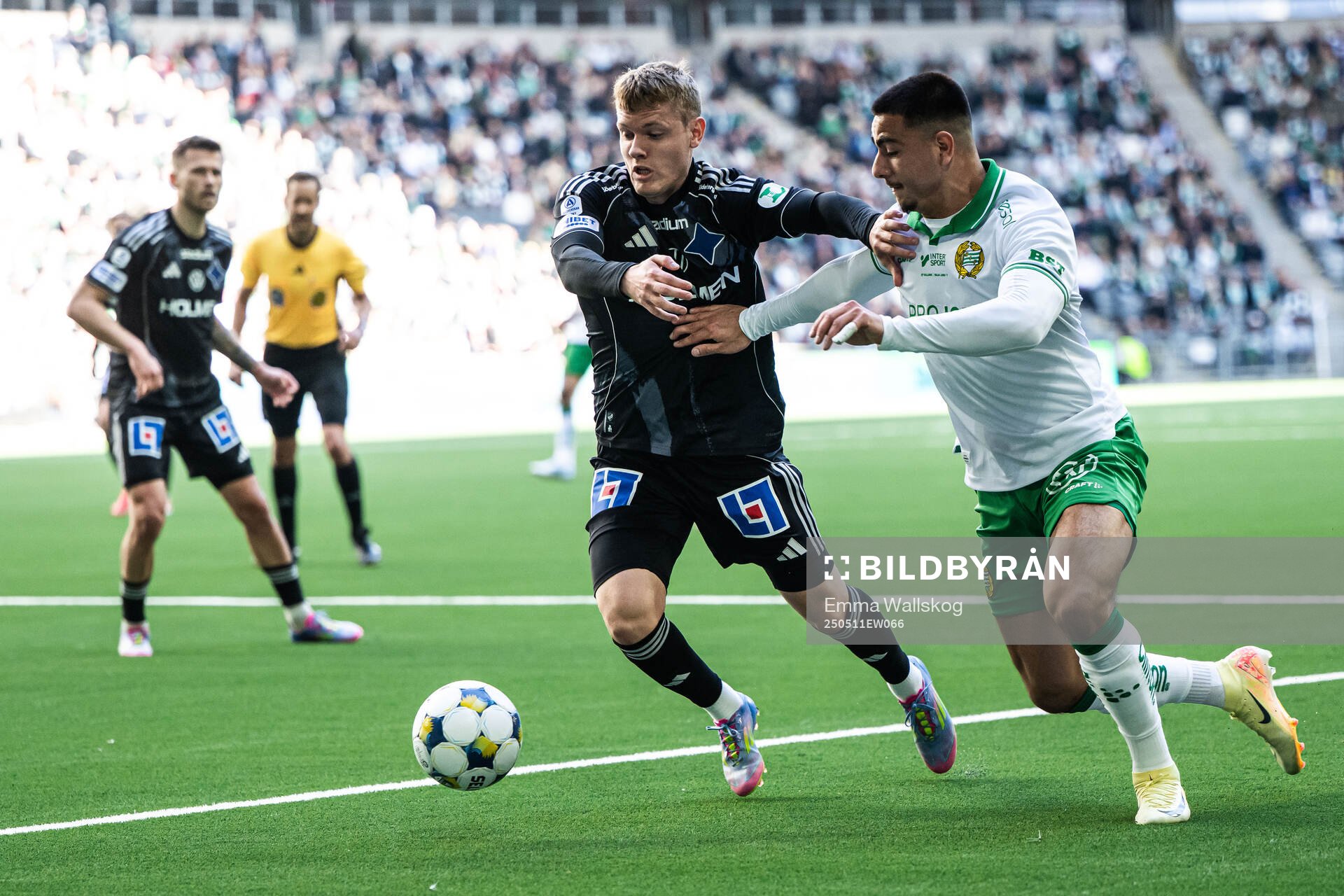 IFK Norrköpings Sebastian Vinther Jørgensen och Hammarbys Jusef Erabi under fotbollsmatchen i Allsvenskan mellan Hammarby och IFK Norrköping den 11 maj 2025 i Stockholm.