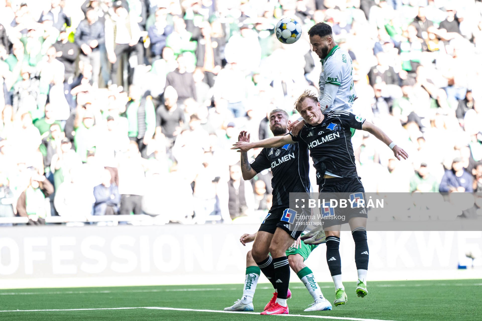 Hammarbys Abdelrahman Boudah Saidi och IFK Norrköpings Tim Prica och Marcus Baggesen under fotbollsmatchen i Allsvenskan mellan Hammarby och IFK Norrköping den 11 maj 2025 i Stockholm.