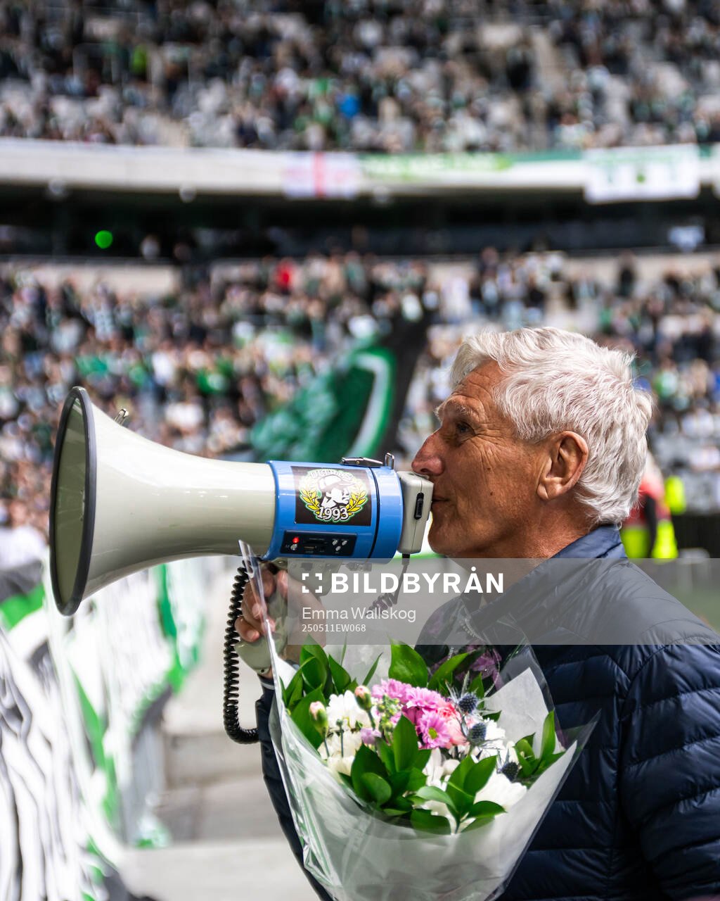 Sören Cratz hyllas efter att han blivit invald som hedersmedlem i Hammarby i halvtid av fotbollsmatchen i Allsvenskan mellan Hammarby och IFK Norrköping den 11 maj 2025 i Stockholm.
