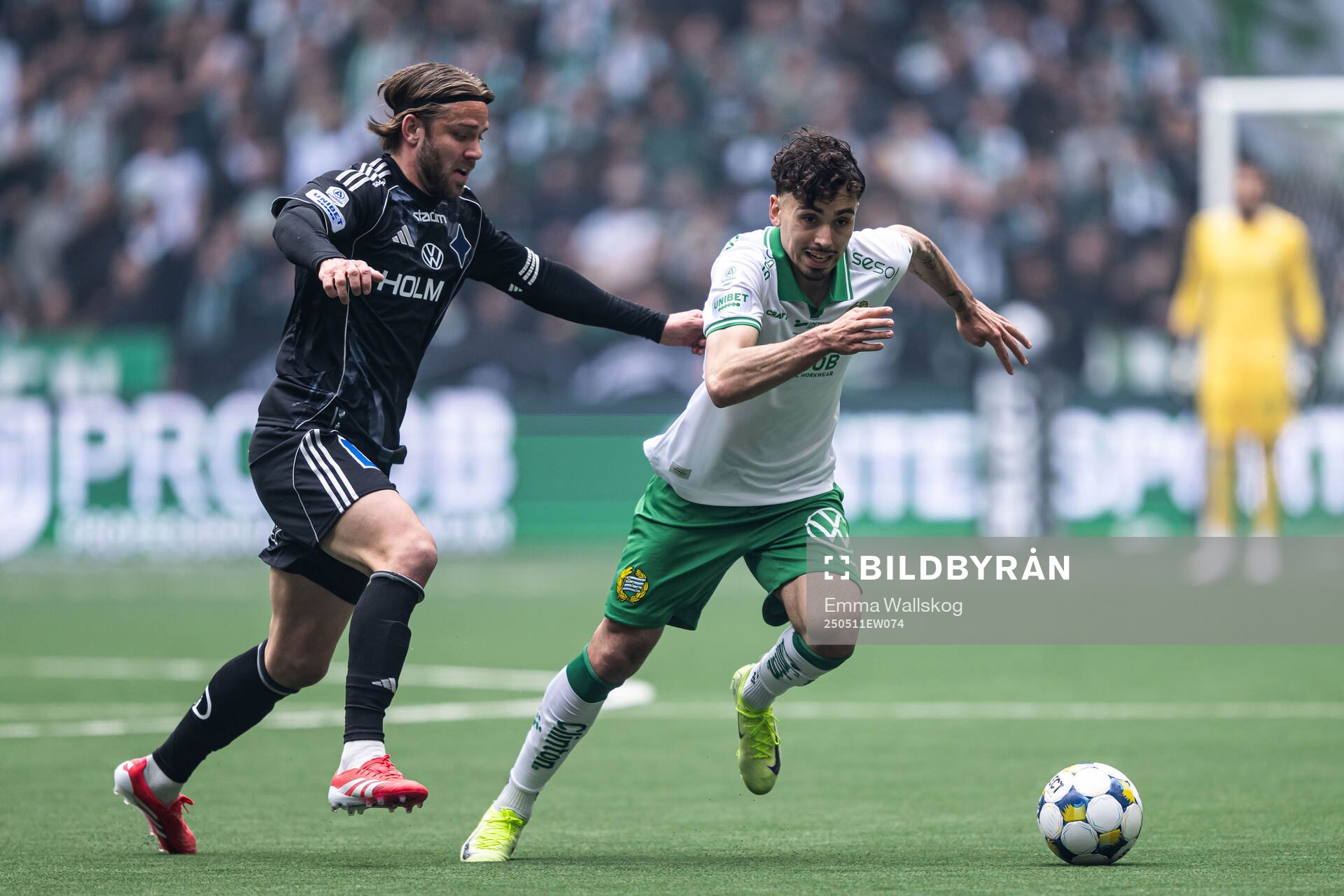 IFK Norrköpings Christoffer Nyman och Hammarbys Sebastian Tounekti under fotbollsmatchen i Allsvenskan mellan Hammarby och IFK Norrköping den 11 maj 2025 i Stockholm.