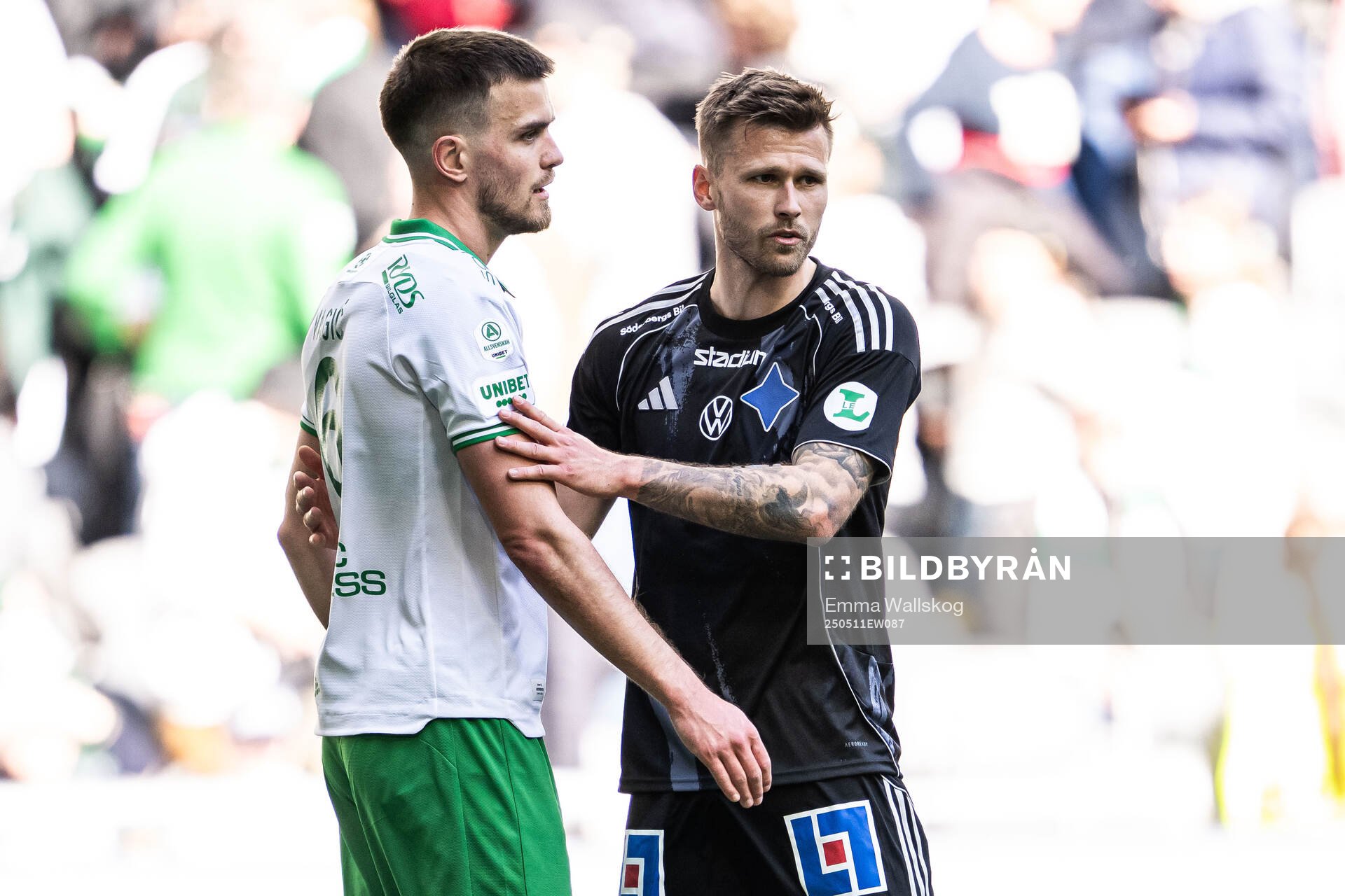Hammarbys Pavle Vagic och IFK Norrköpings Arnor Traustason efter fotbollsmatchen i Allsvenskan mellan Hammarby och IFK Norrköping den 11 maj 2025 i Stockholm.