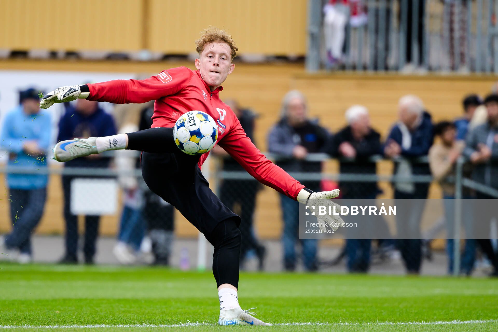 Degerfors målvakt Rasmus Forsell under värmningen inför fotbollsmatchen i Allsvenskan mellan Degerfors och Malmö FF den 11 maj 2025 i Degerfors.