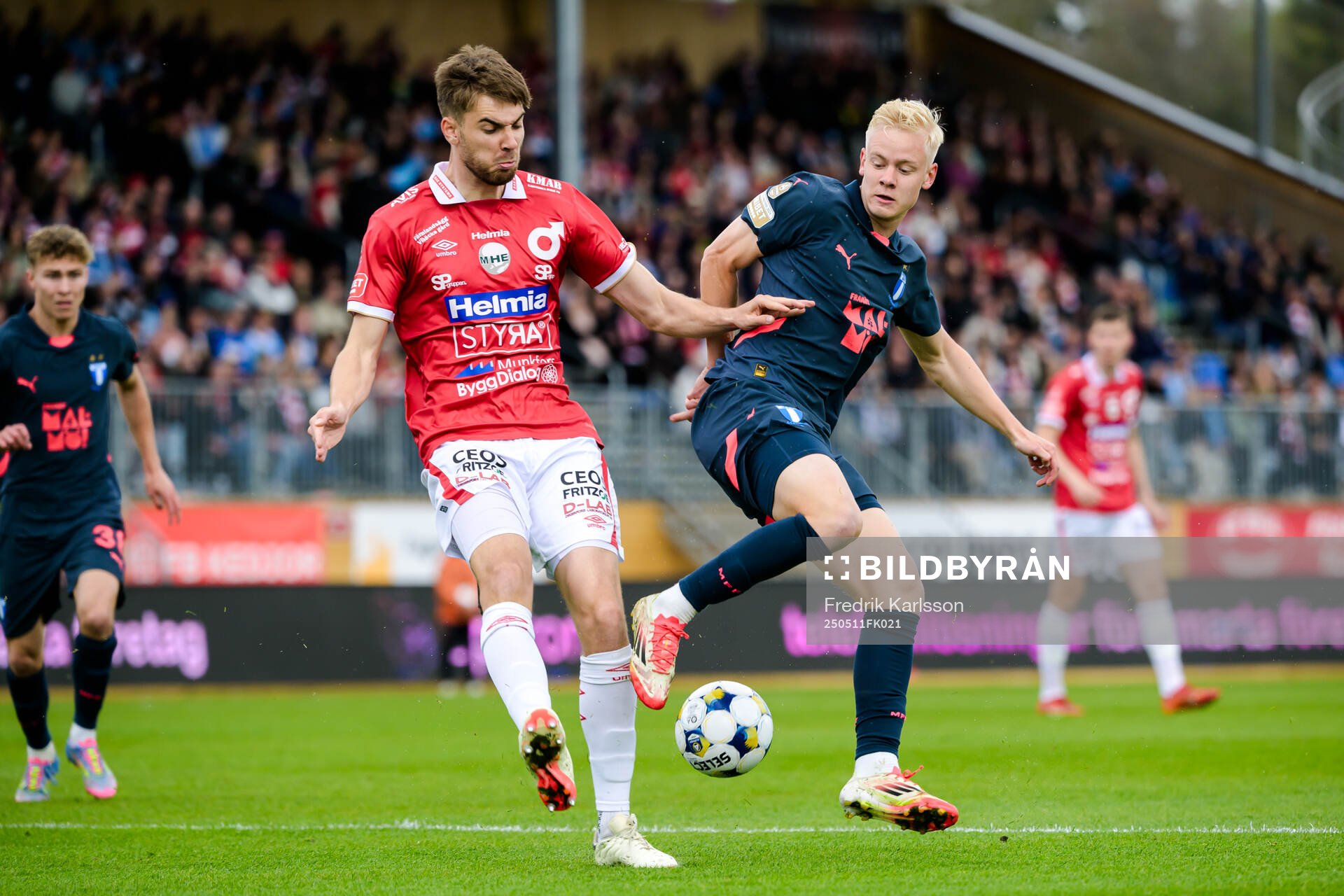 Degerfors Juhani Pikkarainen och Malmö FFs Otto Rosengren under fotbollsmatchen i Allsvenskan mellan Degerfors och Malmö FF den 11 maj 2025 i Degerfors.